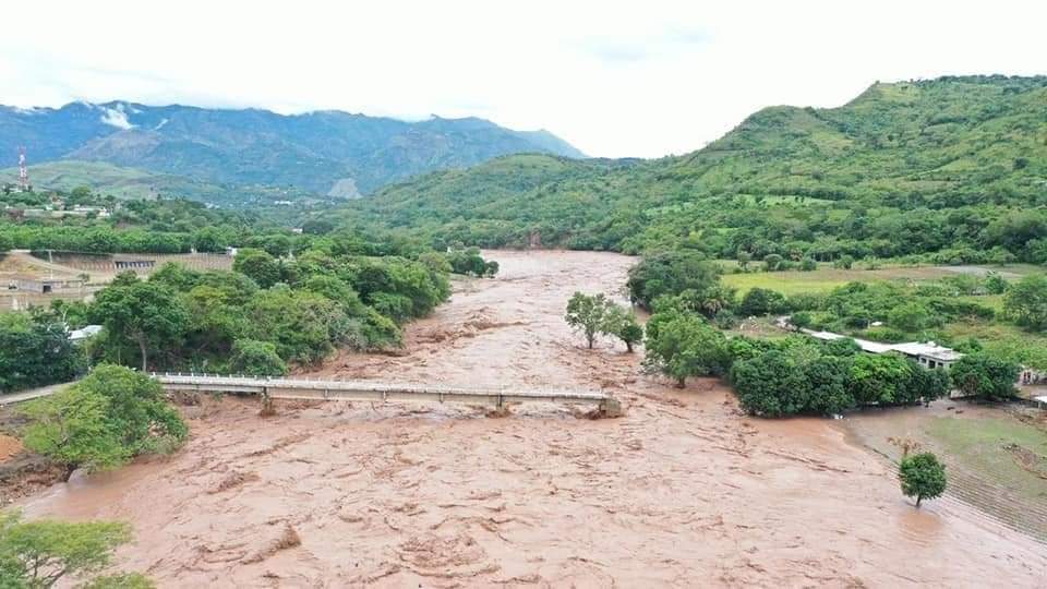 Las lluvias causadas por Iota afectaron varios puentes, como en Camotán, Chiquimula. (Foto Prensa Libre: cortesía de Carlos Zaparolli)