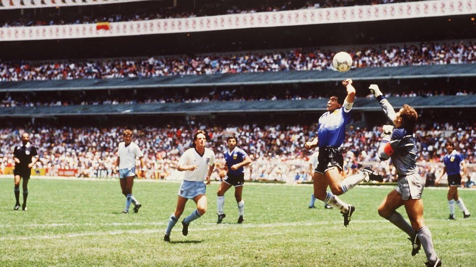 La "intervención divina". Maradona dijo después del partido que había metido el gol "un poco con la cabeza y un poco con la mano de Dios". FOTO:GETTY IMAGES