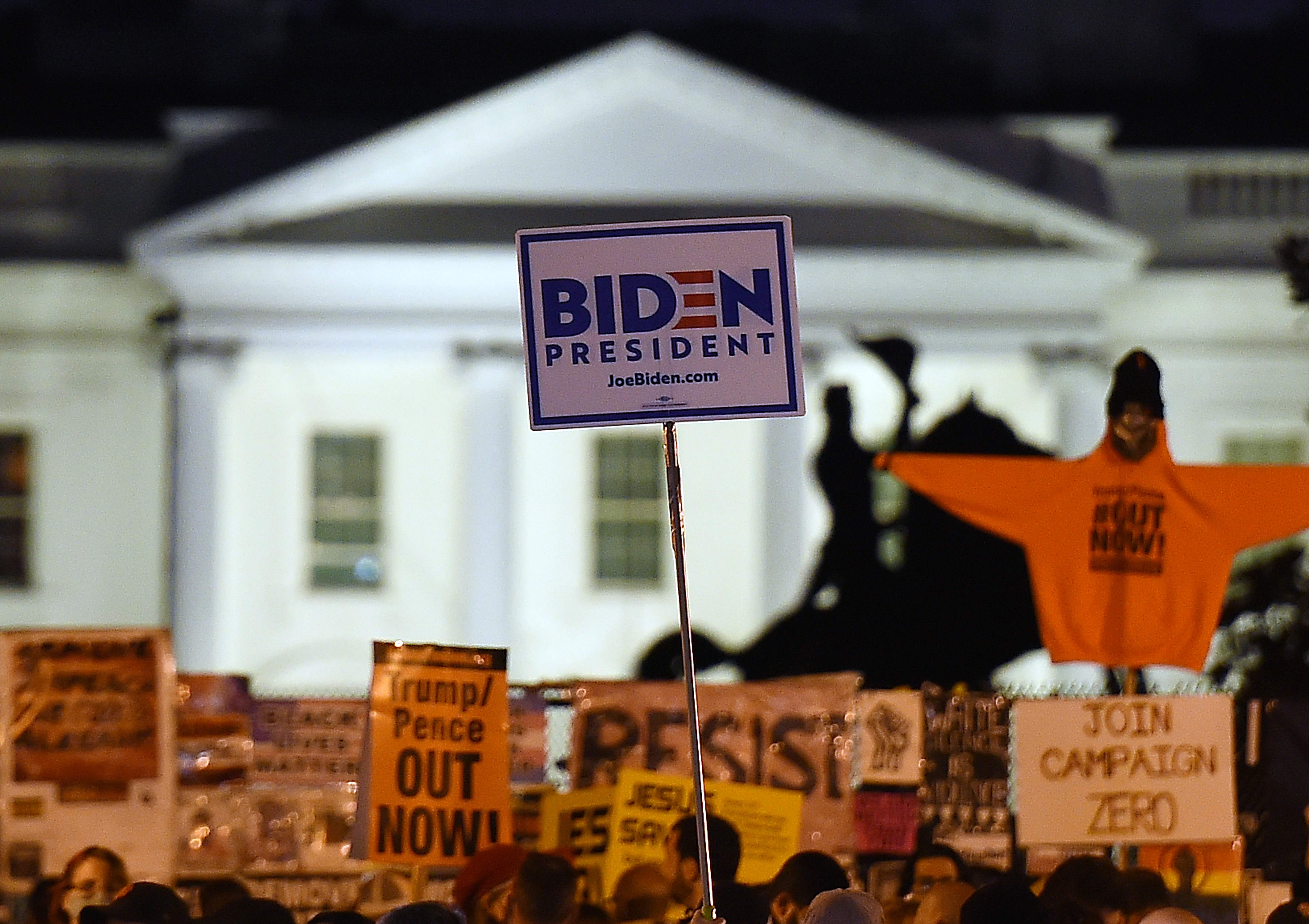 Frente a la Casa Blanca se congregaron cientos de simpatizantes de Joe Biden. (Foto Prensa Libre: AFP)