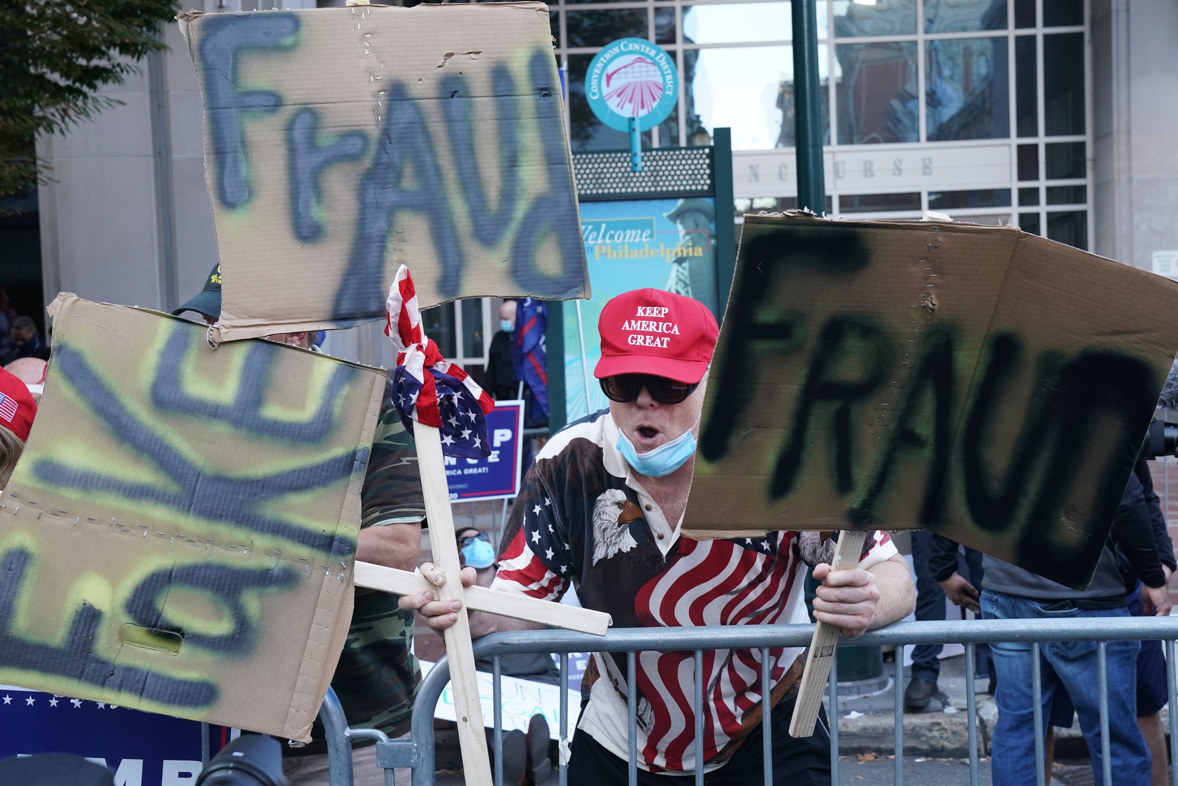 Un seguidor de Trump protesta por un supuesto fraude electoral. (Foto Prensa Libre: AFP)