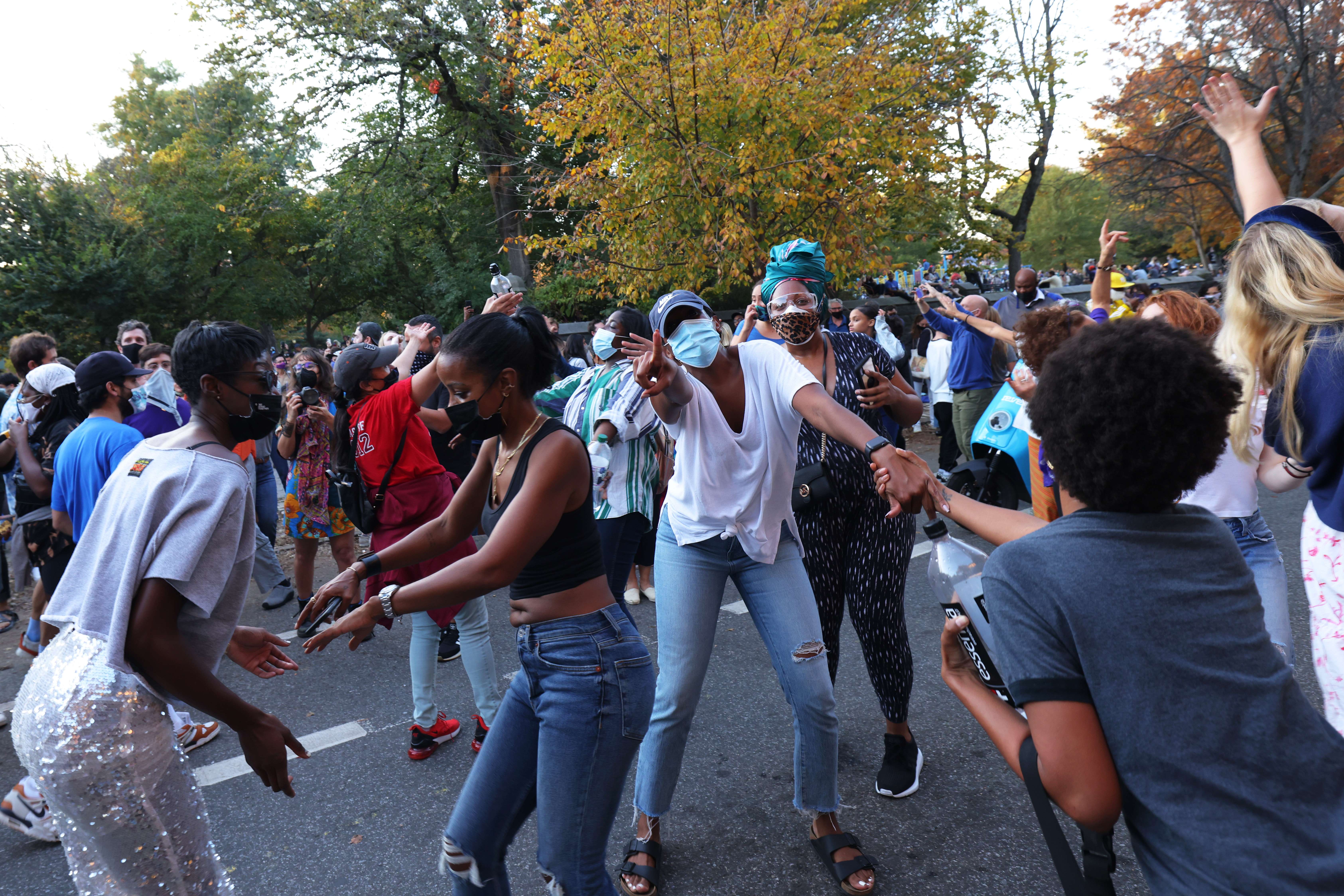 La gente celebra en el barrio de Fort Greene de Brooklyn después de que Joe Biden fuera declarado ganador de las elecciones presidenciales de 2020. (Foto Prensa Libre: AFP)