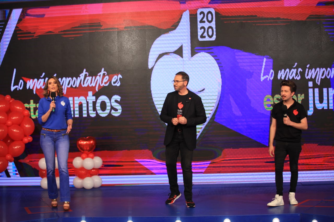 Presentadores en las últimas horas de transmisión de Teletón 2020. (Foito Prensa Libre: Byron Garcí)