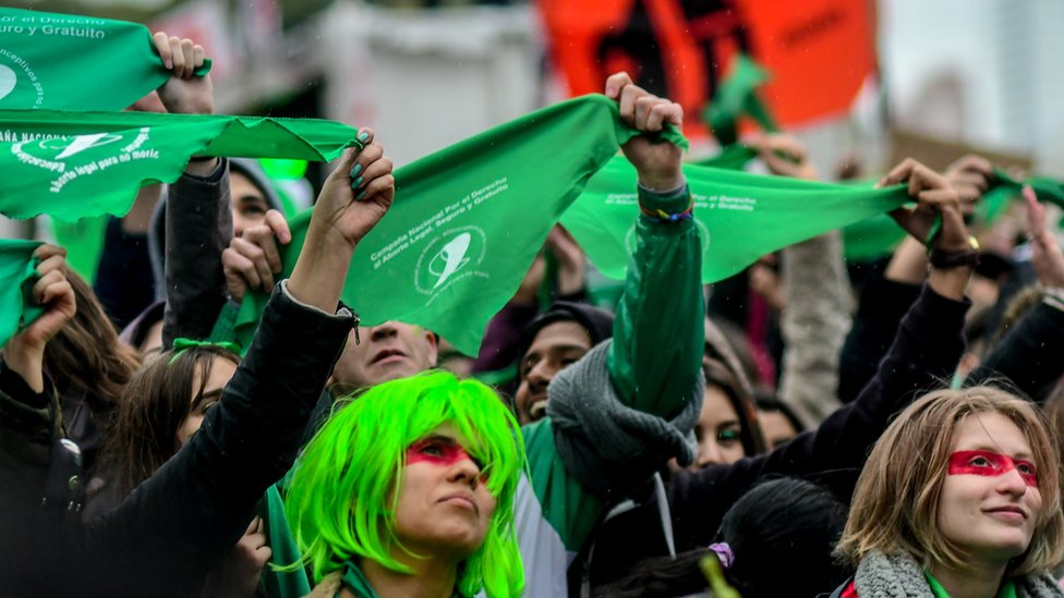 Manifestantes a favor de la despenalización del aborto en Argentina. (Foto Prensa Libre: AFP)