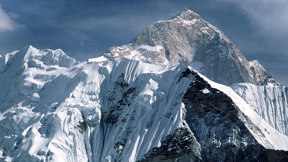 Algunos geólogos creen que el terremoto de 2015 cambió la altura del Everest. (Foto Prensa Libre: Getty Images)