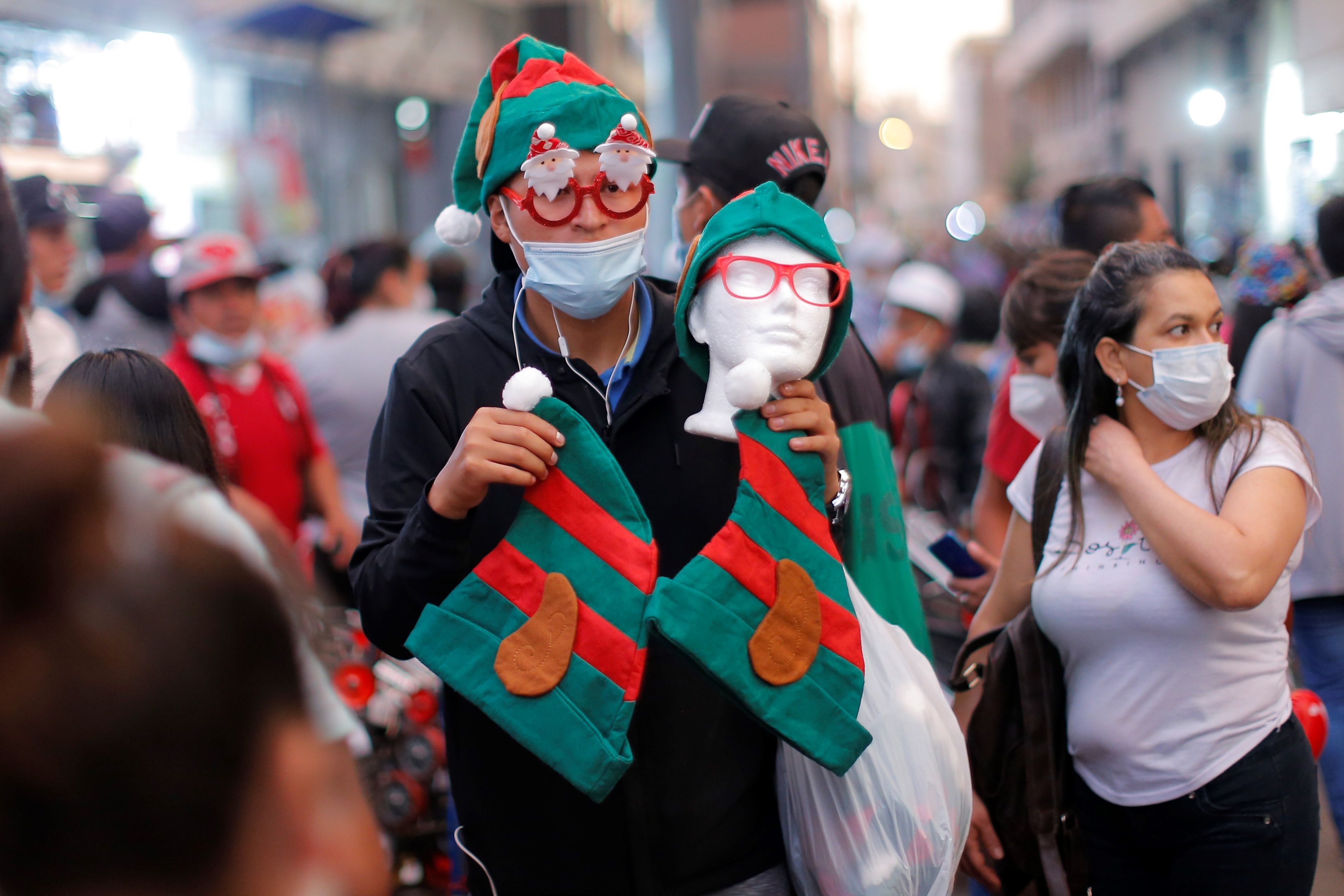 La OMS recomienda que las reuniones navideñas se lleven a cabo en espacios exteriores y con uso de mascarilla. (Foto Prensa Libre: EFE)