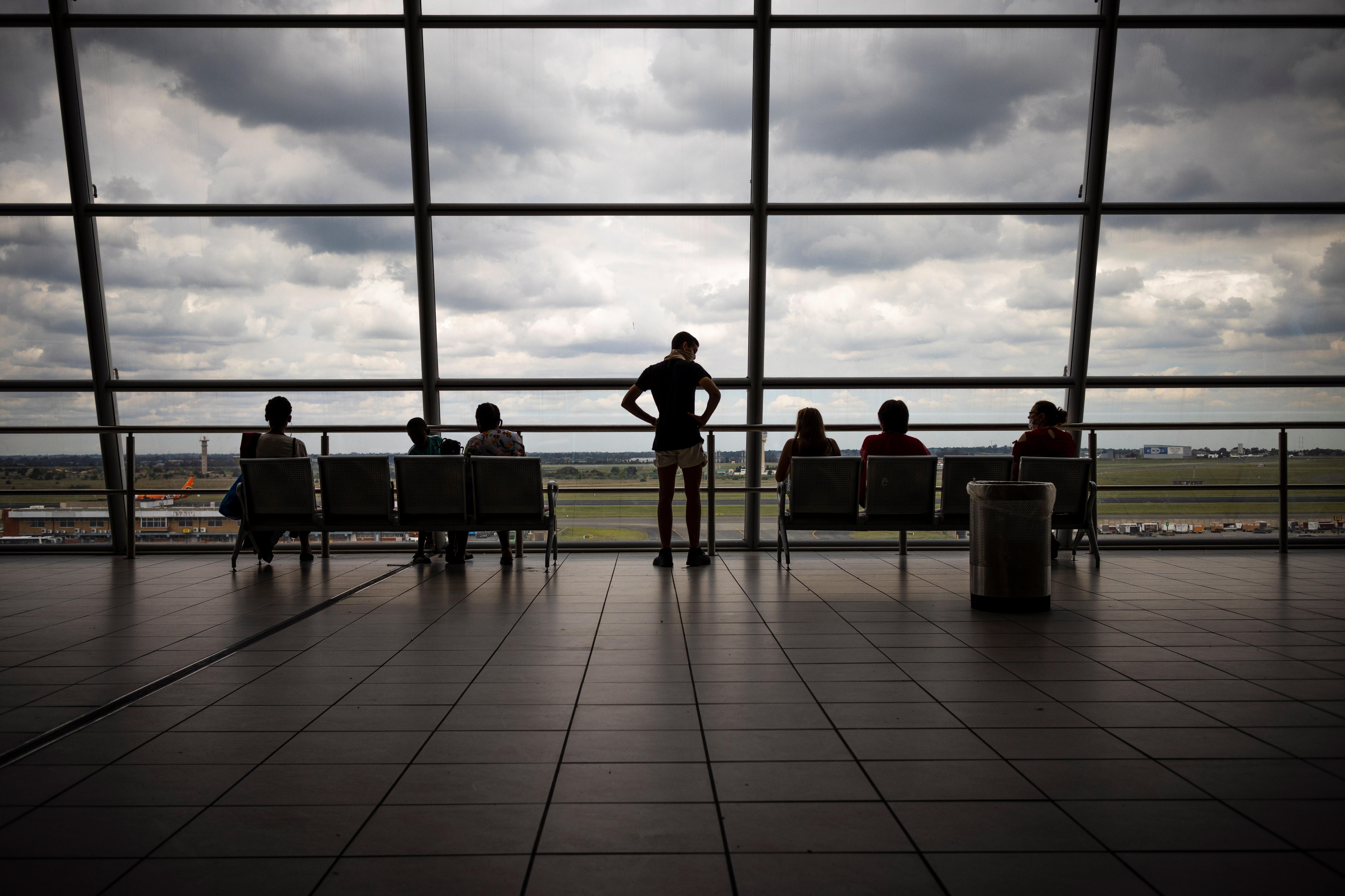 Los viajeros procedentes de Reino Unido tendrán que presentar una prueba negativa de coronavirus en aeropuertos de EE. UU. (Foto Prensa Libre: EFE)