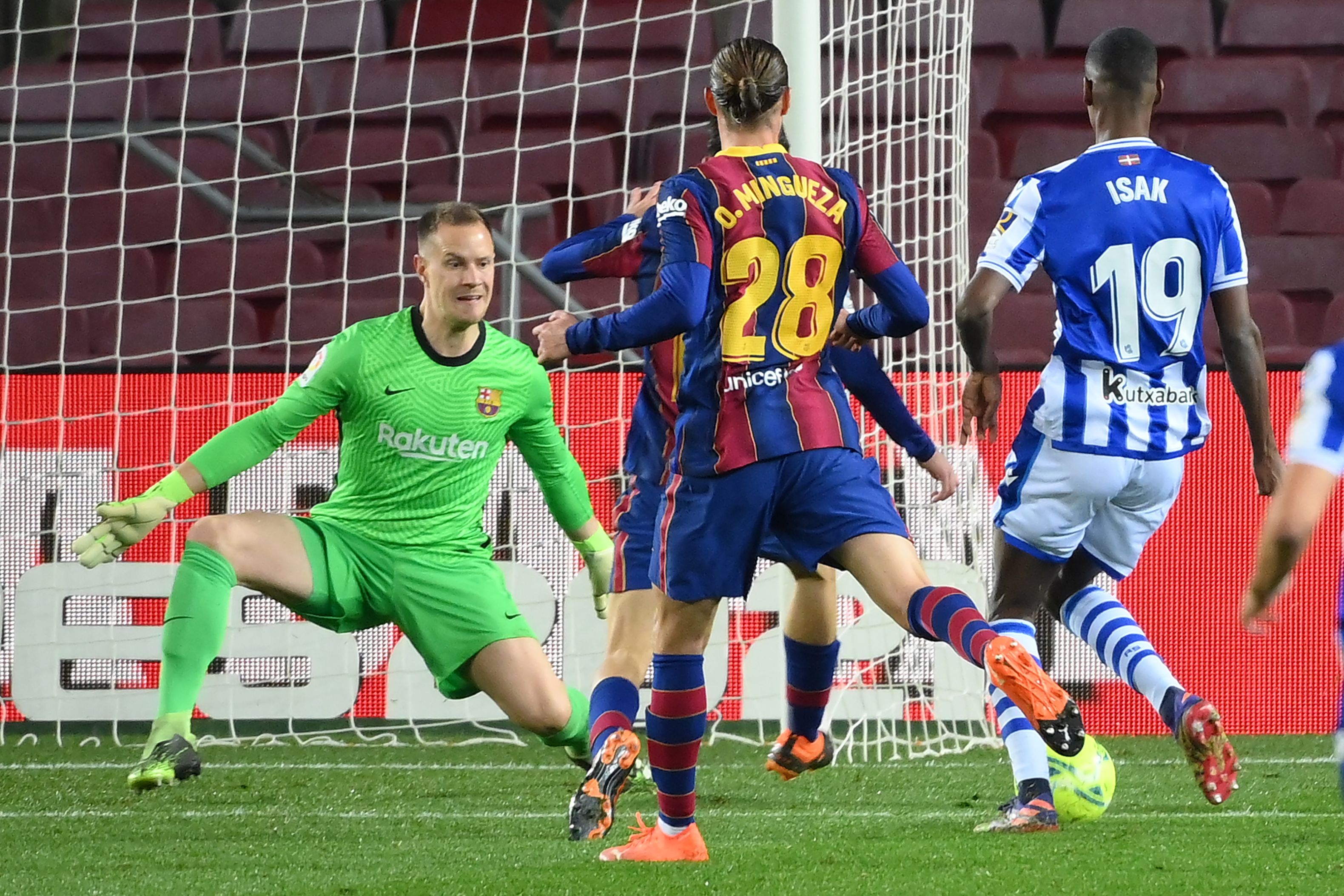 El arquero, Marc-Andre ter Stegen, hizo la tapada del juego al minuto 84. El Barcelona ganó 2 a 1 a la Real Sociedad. Foto Prensa Libre: AFP.