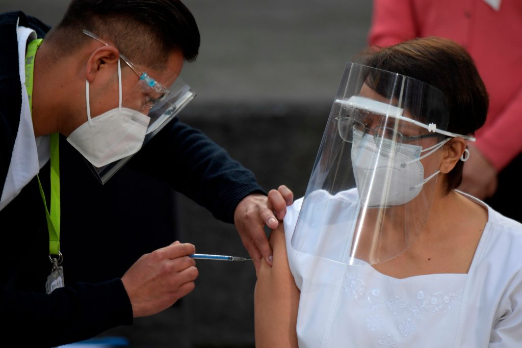 La enfermera Irene Ramírez recibe la primera dosis de la vacuna contra el coronavirus en México. (Foto Prensa Libre: AFP)