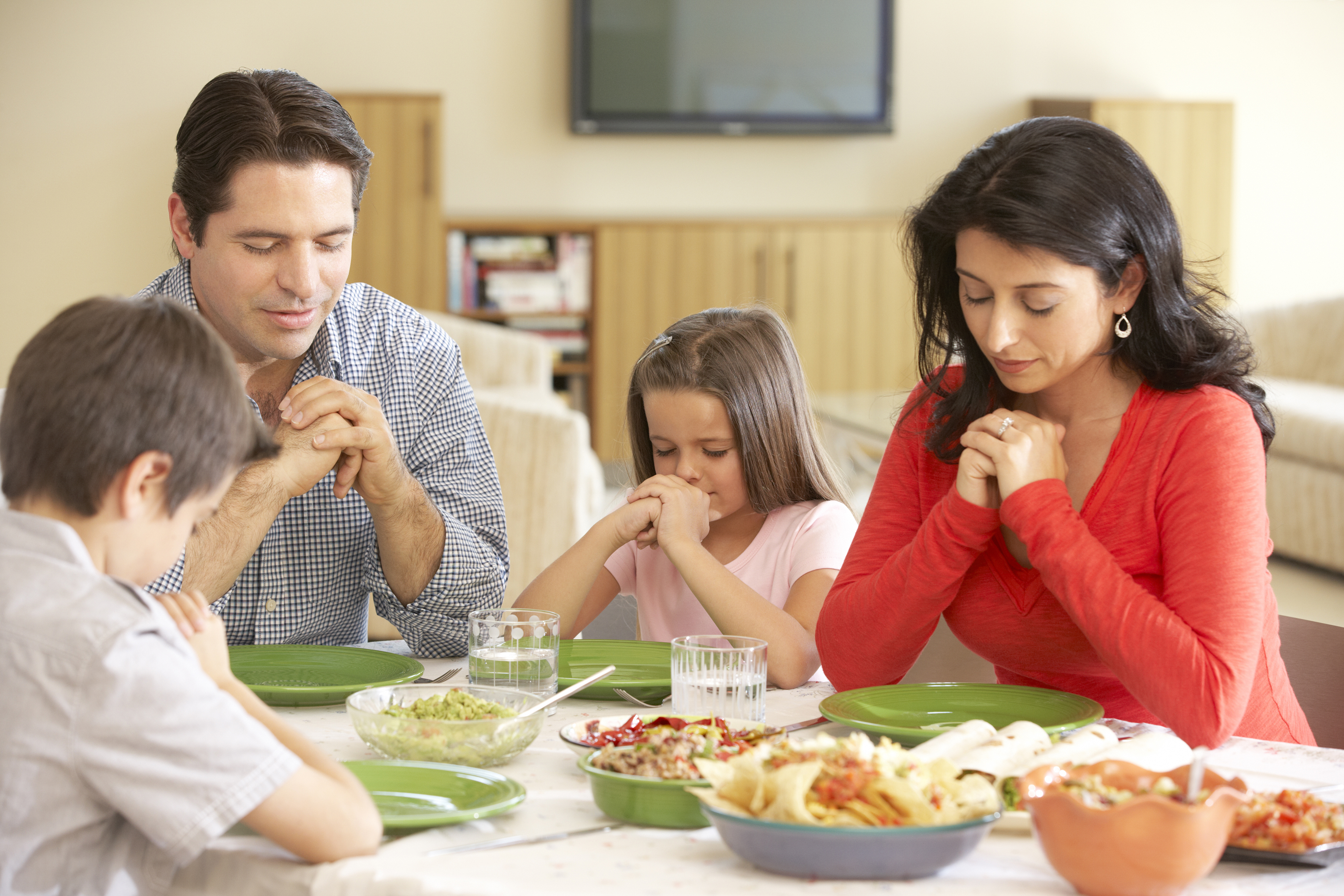 Tomarse el tiempo todos los días de agradecer lo que posee ayudará a ser consciente de sus privilegios y valorarlos más. (Foto Prensa Libre: Shutterstock).