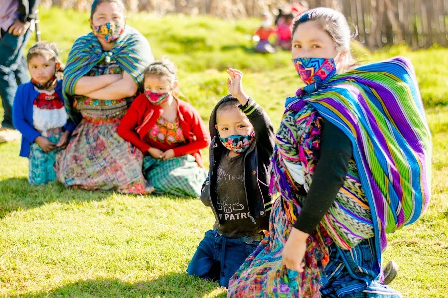 Cientos de niños de Chimaltenango recibieron abrigo con la campaña "Por una Navidad sin Frío". (Foto Prensa Libre: Cortesía)