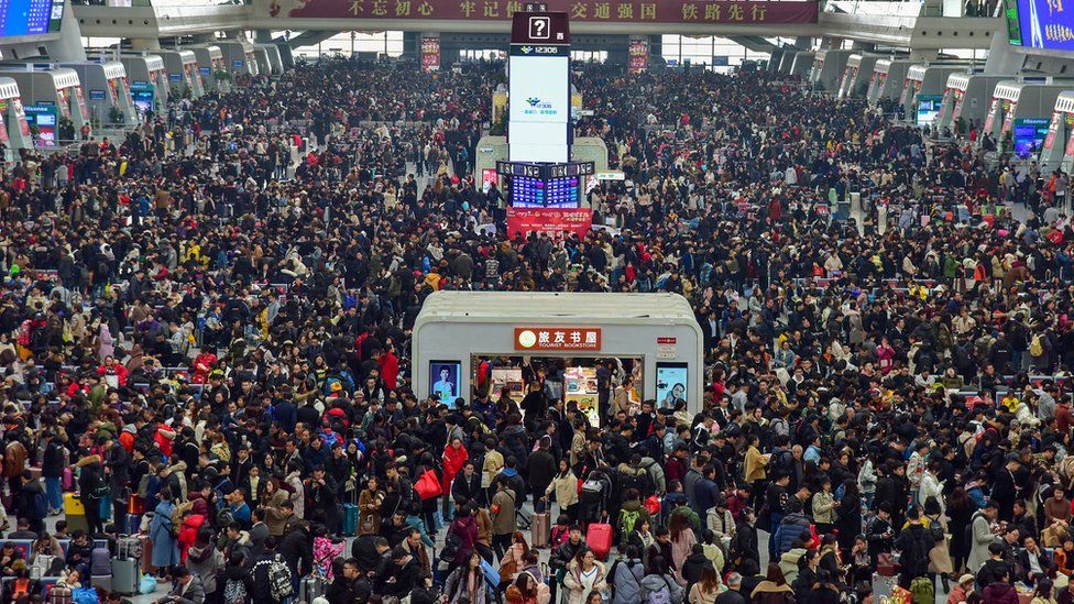 Cada año millones de personas en China viajan miles de kilómetros para visitar a sus familias durante la Fiesta de la Primavera.