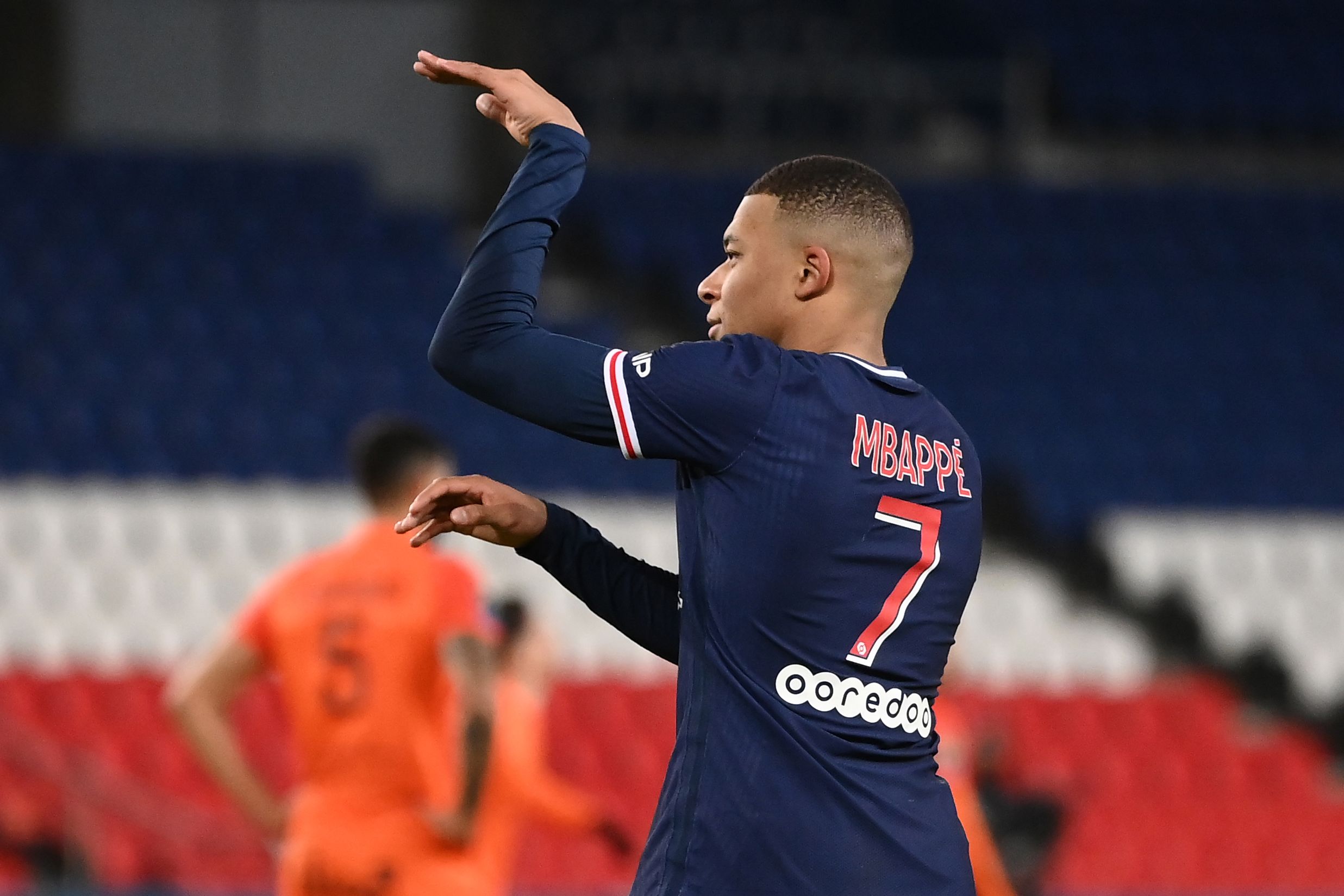 Kylian Mbappé celebra uno de sus dos goles ante el  Montpellier. Foto Prensa Libre: AFP.