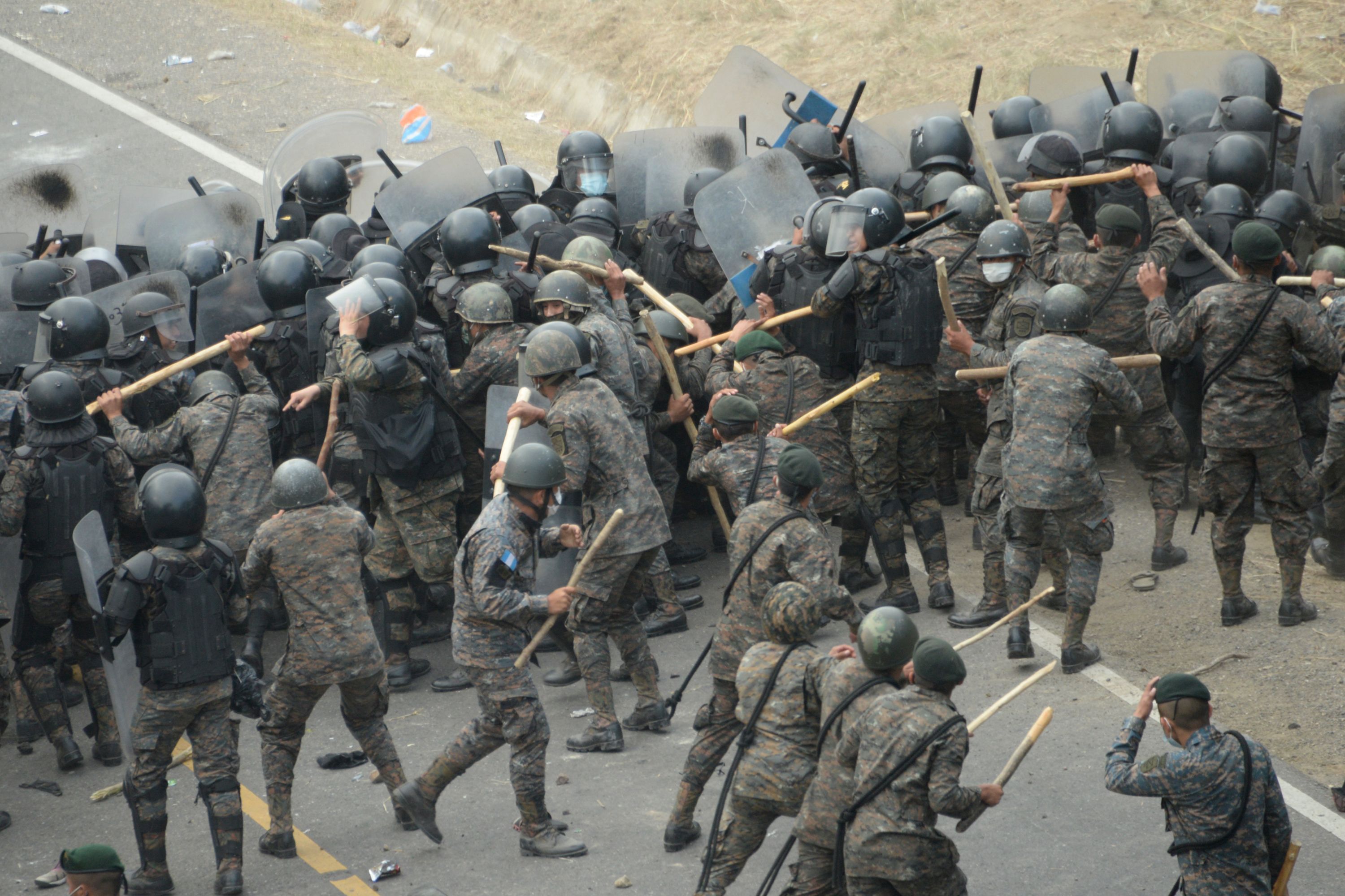 Fotogaler a Guatemala frena caravana migrante con gas lacrim geno