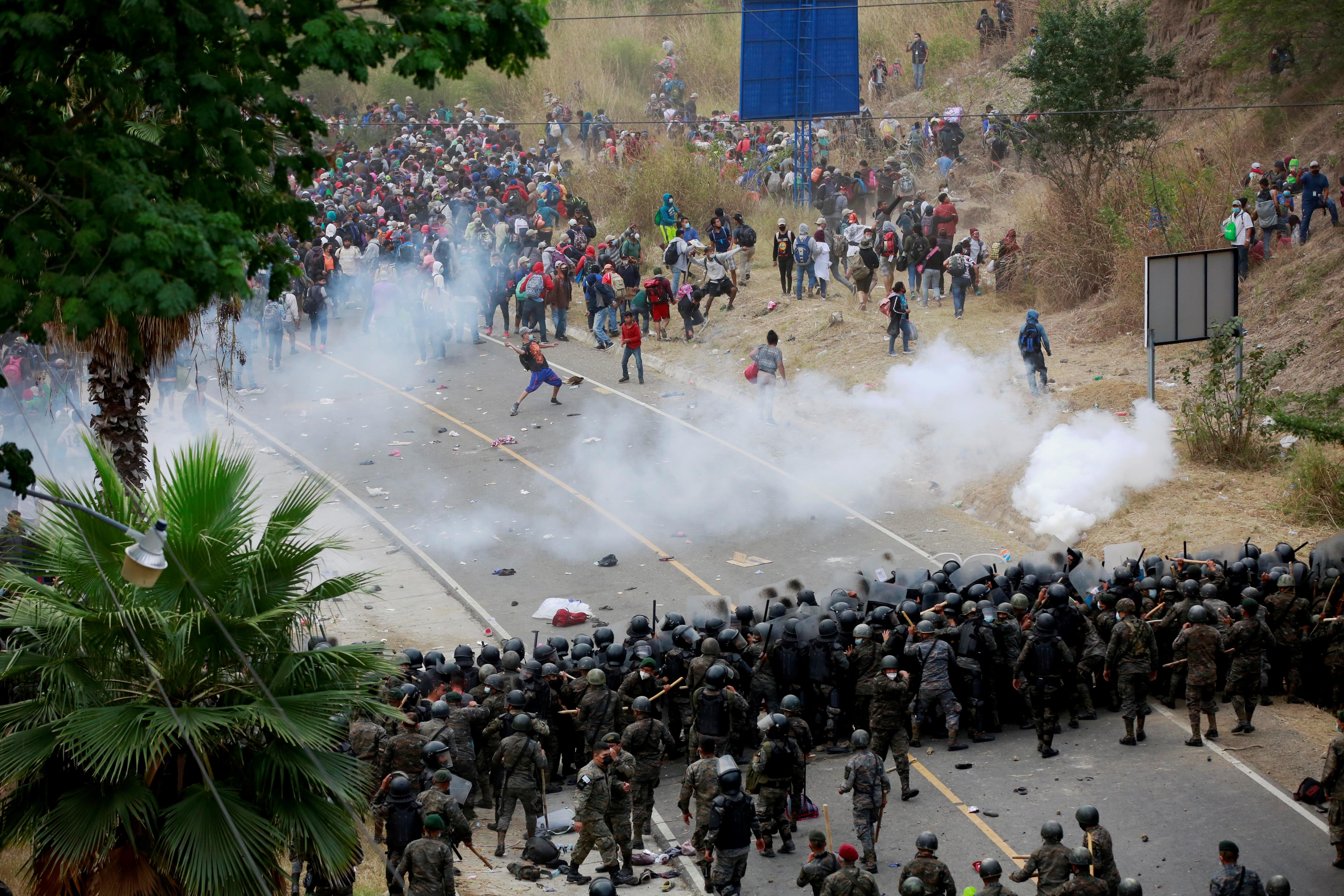 Fotogaler a Guatemala frena caravana migrante con gas lacrim geno