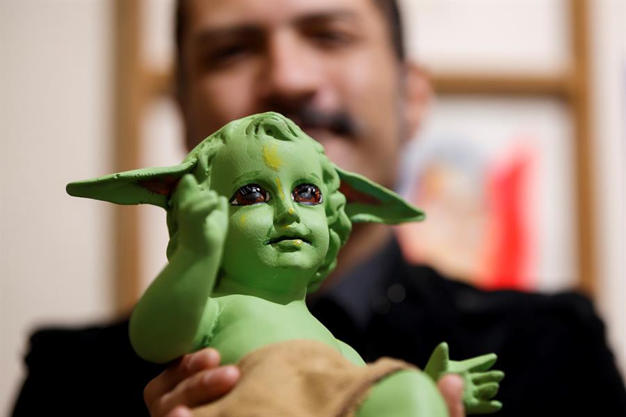 El artista mexicano Yurex Corp muestra su obra el Niño Dios Baby Yoda. (Foto Prensa Libre: EFE)