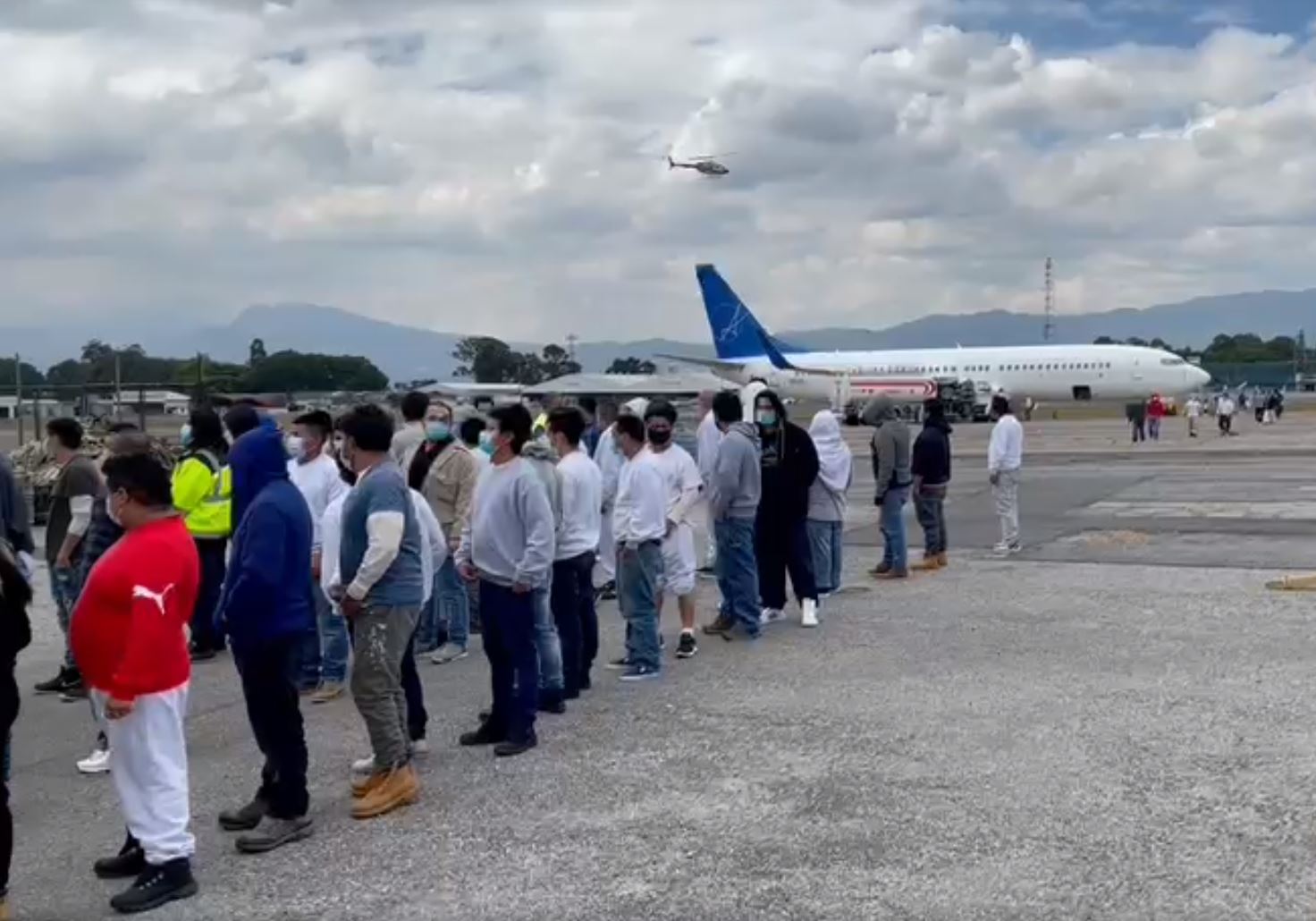 Llega primer avión del 2021 que trajo 110 migrantes deportados de