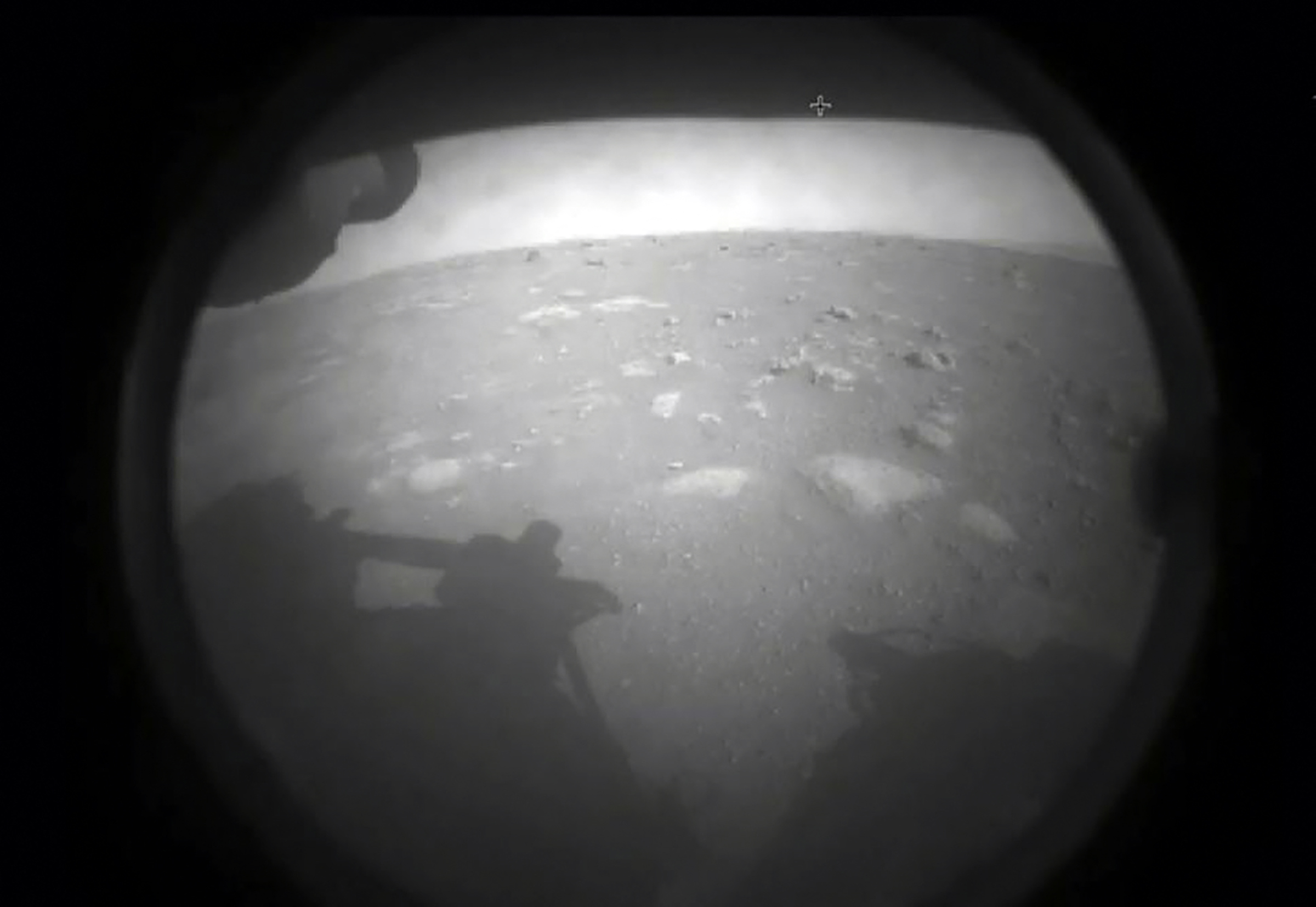 Esta imágen que compartió la NASA muestra la primera foto que envió el robot Perseverance desde Marte. (Foto Prensa Libre: AFP)