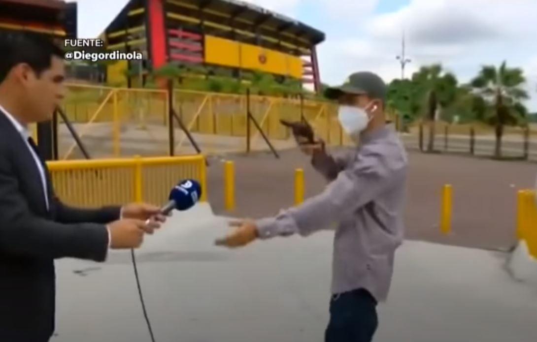 Diego Ordinola y su camarógrafo fueron asaltados por un hombre armado mientras se alistaban para una transmisión en vivo frente al estadio  Monumental, Isidro Romero Carbo, del Barcelona de Guayaquil, en Ecuador. (Foto Prensa Libre: Twitter)