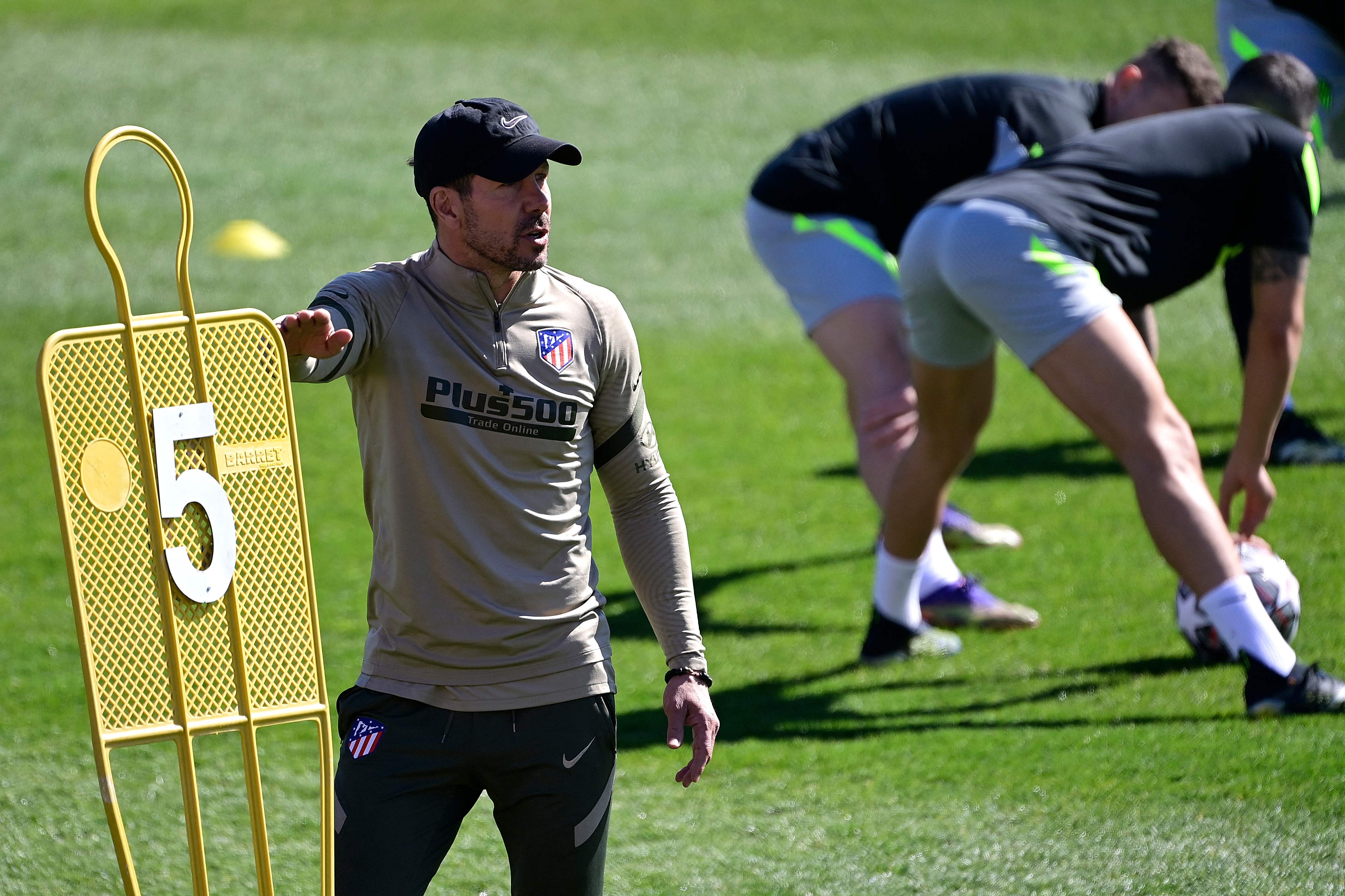 Diego Simeone dirige el entrenamiento previo del Atlético para enfrentar al Chelsea. (Foto Prensa Libre: AFP)