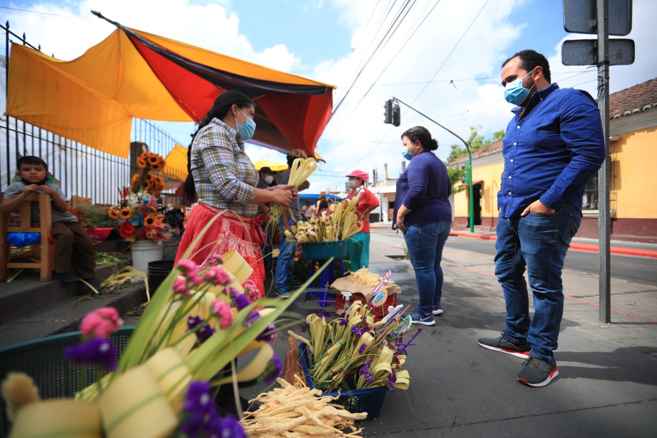 Previo al Domingo de Ramos guatemaltecos salieron a comprar ramos y corozo en diferentes iglesias. (Foto Prensa Libre: Carlos Hernández Ovalle)