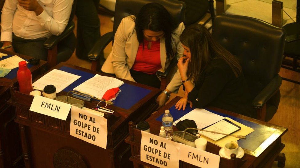 Los parlamentarios de El Salvador aceptaron con 64 votos a favor, 19 en contra y un ausente destituir a los magistrados de la Sala de lo Constitucional de la CSJ.