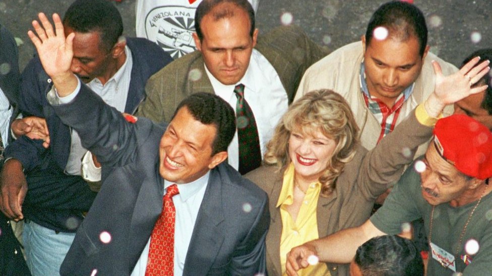 En esta imagen se puede ver a Alejandro Andrade justo detrás de Hugo Chávez durante la campaña presidencial de 1998.