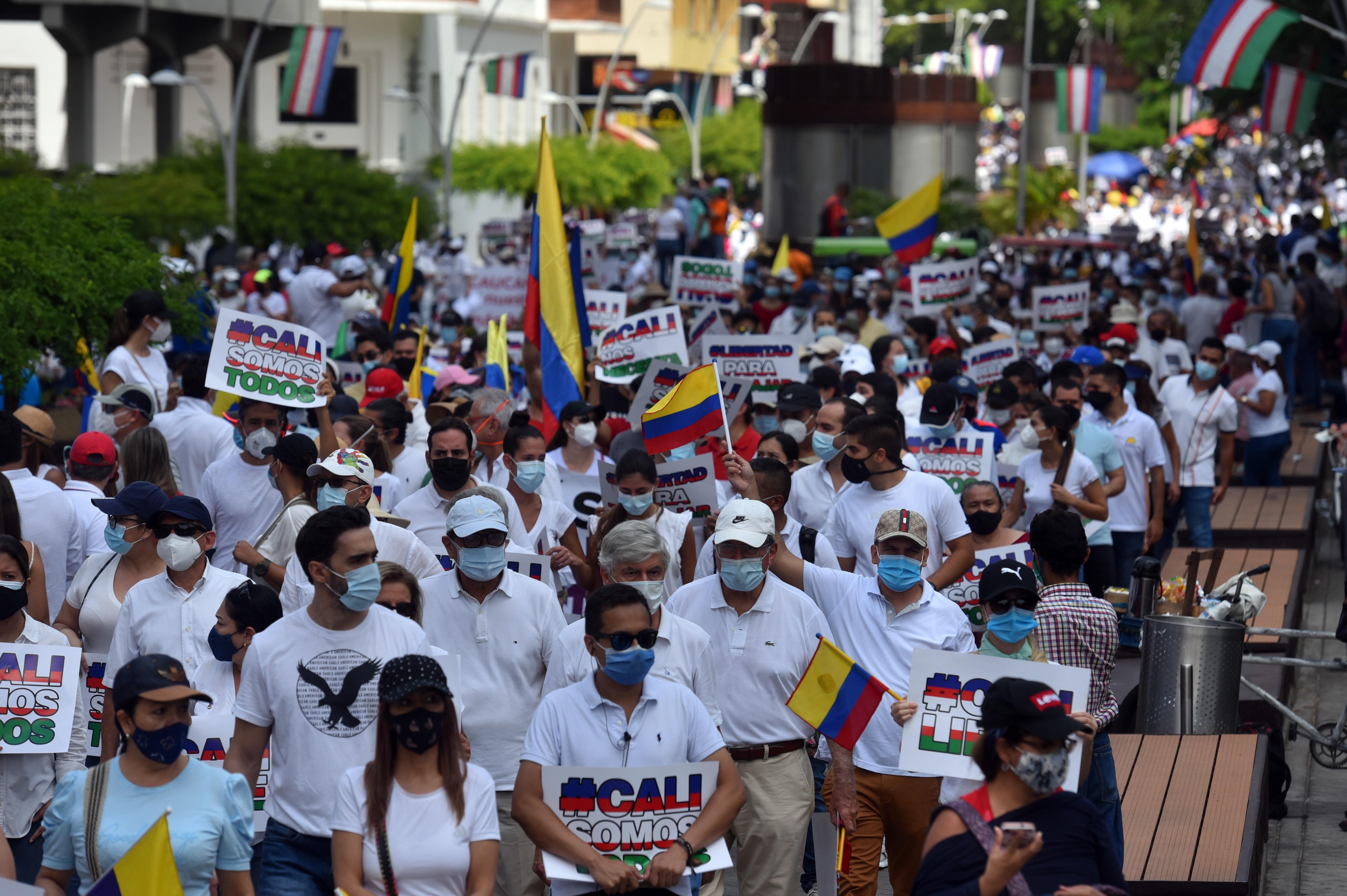 Manifestantes sostienen pancartas durante la "Marcha del Silencio", este 25 de mayo, pidiendo que cesen los bloqueos y hechos de violencia tras 28 días de Paro Nacional, en Cali, Colombia. (Foto Prensa Libre: EFE)