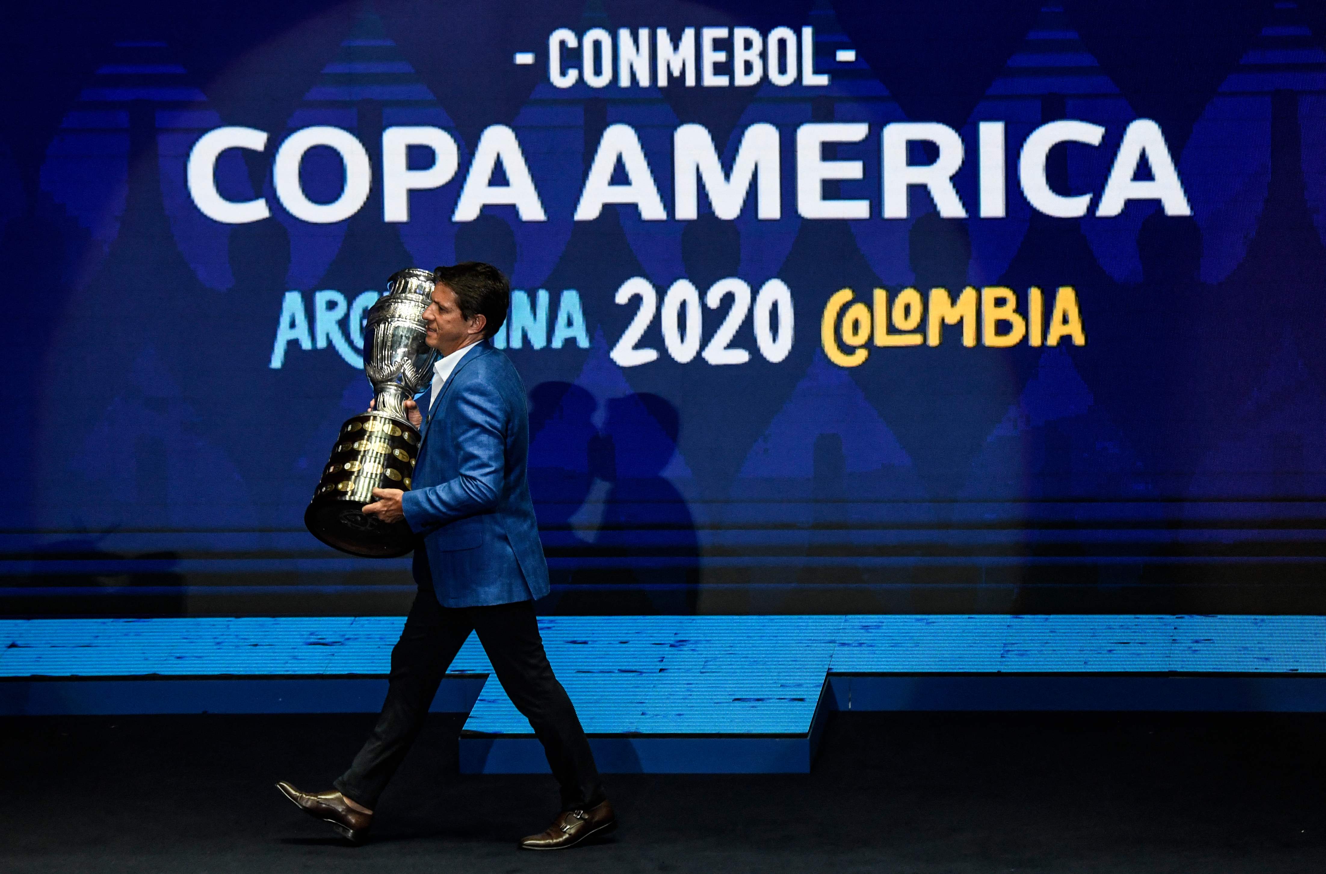 La institución rectora del fútbol sudamericano añadió que está analizando "la oferta de otros países que mostraron interés en albergar el torneo continental". (Foto Prensa Libre: AFP)