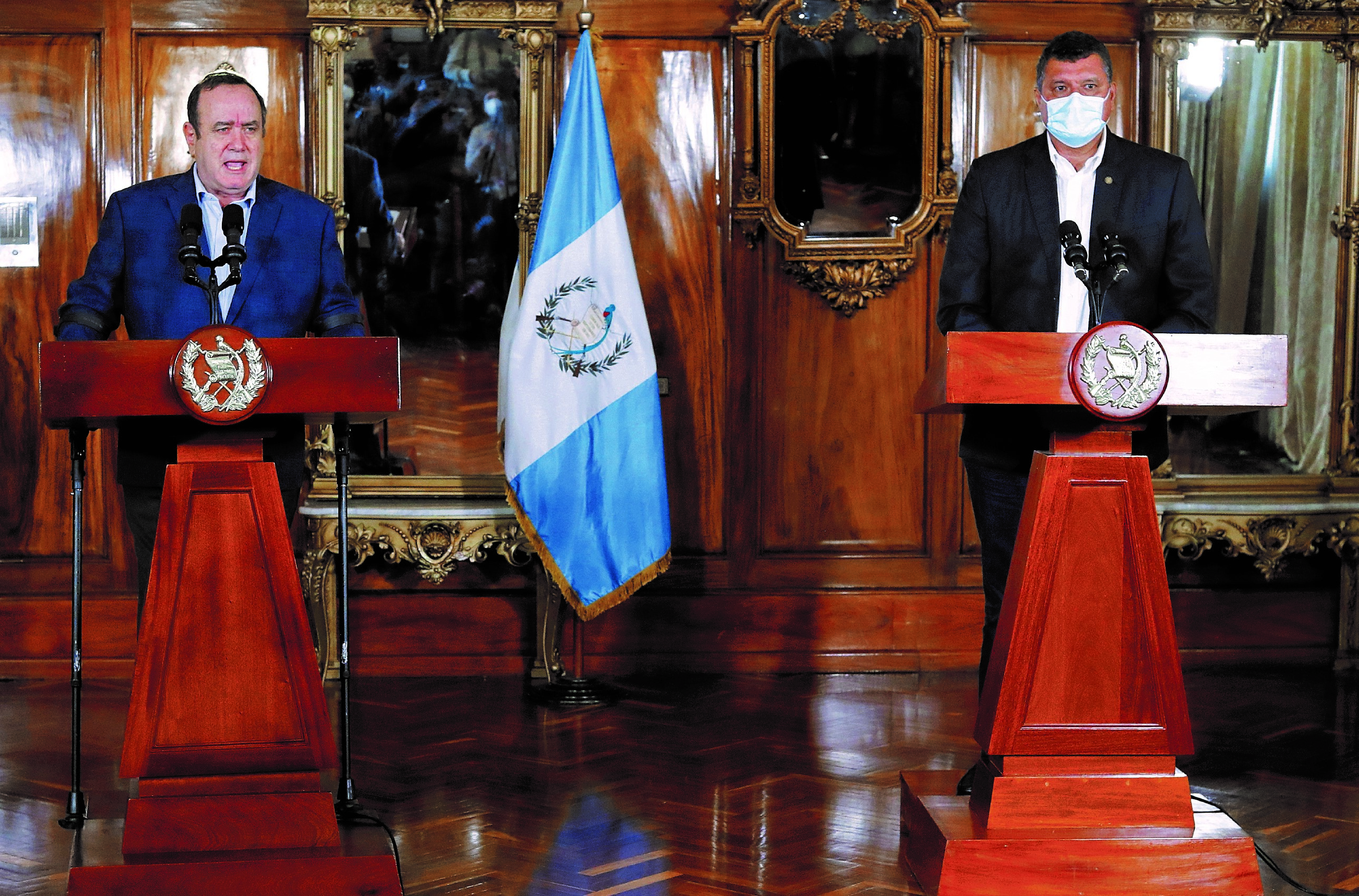 Giammattei y Castillo en una conferencia de prensa el 4 de diciembre pasado cuando parecían que se reconciliaban sus posturas, pero no fue así. (Foto Prensa Libre: Hemeroteca PL)