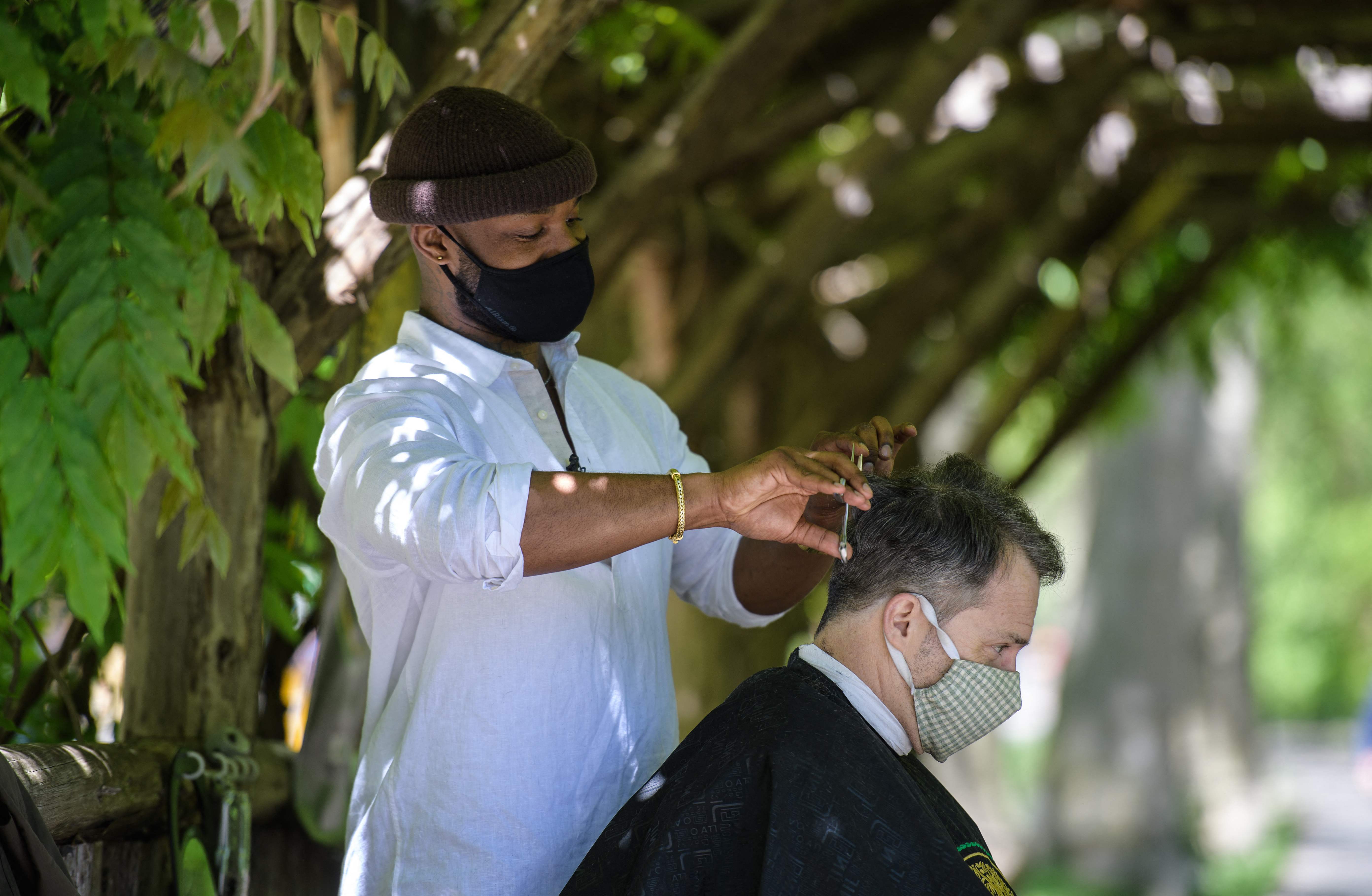 Herman James tomó sus tijeras, salió a la calle y se creó una nueva identidad: el barbero de Central Park. (Foto Prensa Libre: AFP)