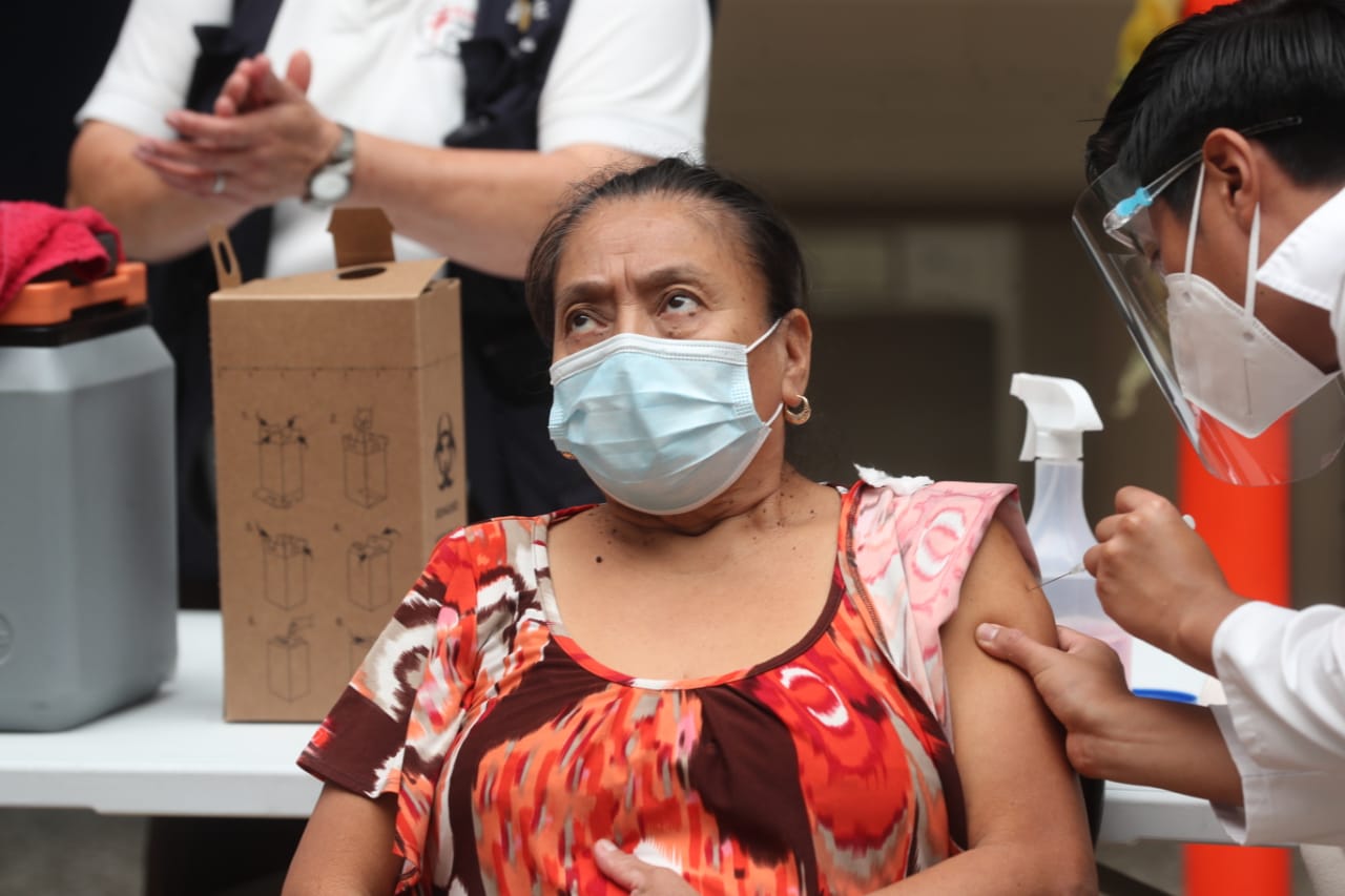 El proceso de vacunación avanza lento en Guatemala, donde se está a la espera de más dosis provenientes de Rusia. (Foto Prensa Libre: Erick Ávila)