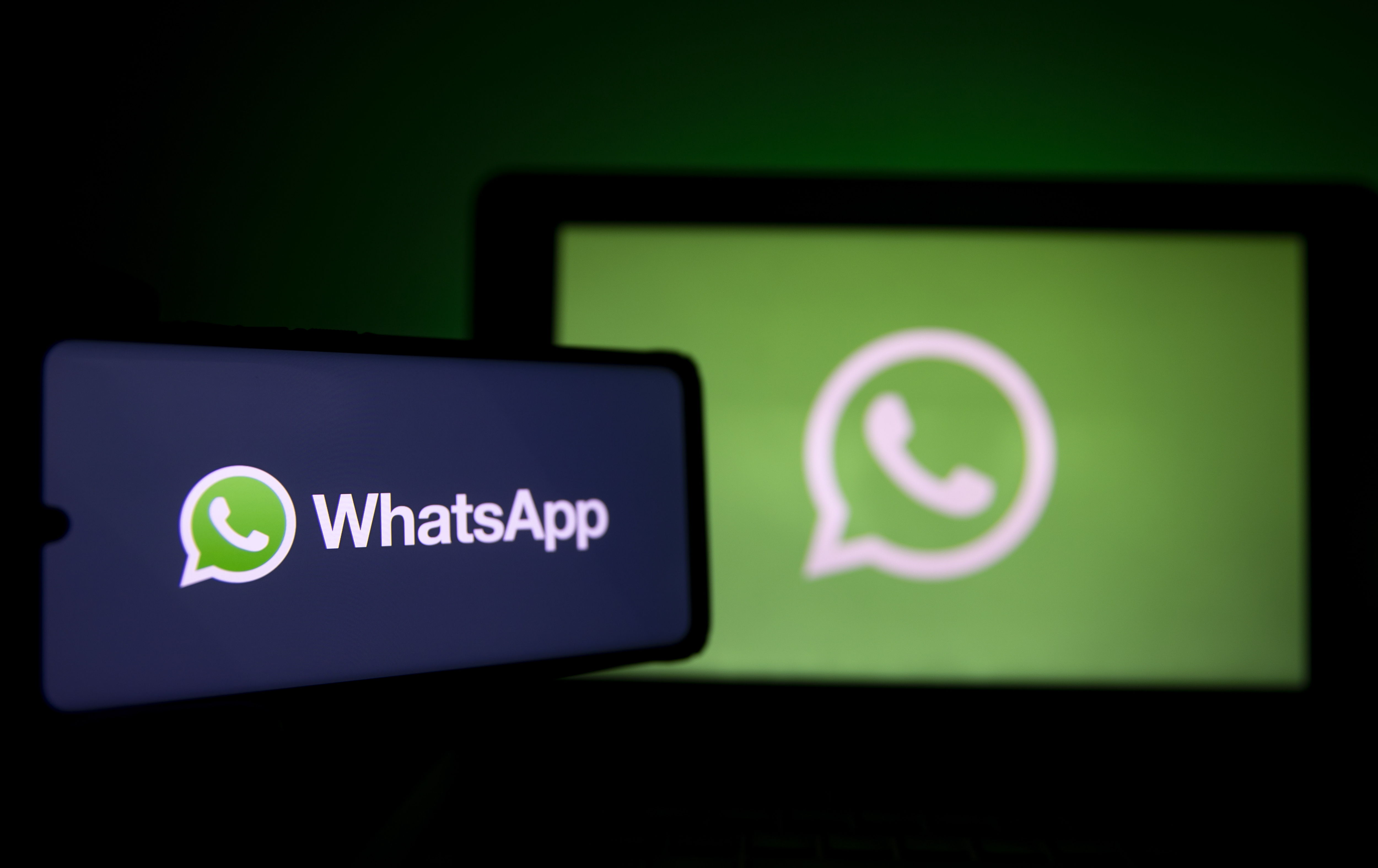  La nueva actualización de WhatsApp ha puesto en aprietos a la compañía.  (Foto Prensa Libre: EFE)