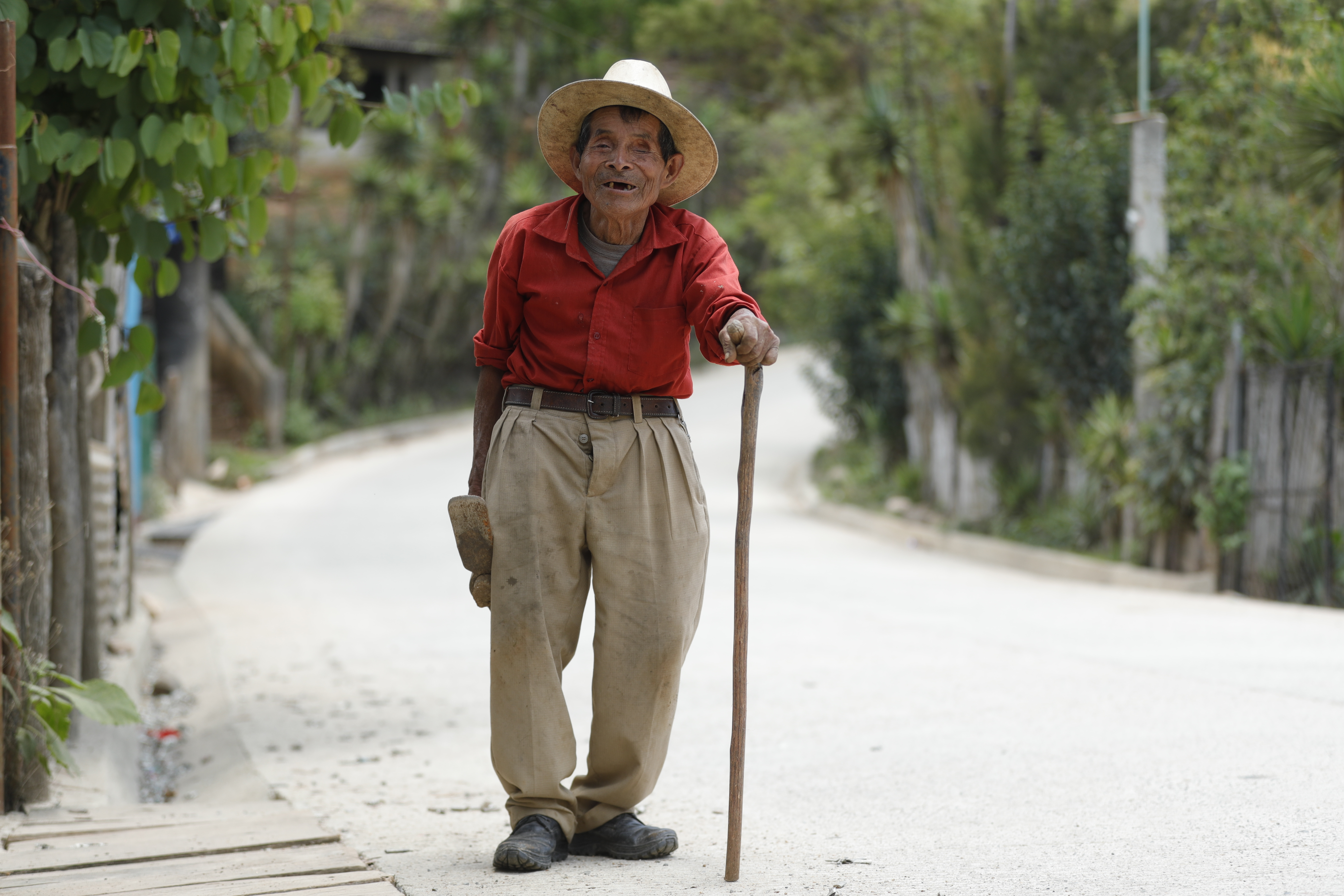 Agustin Uyu Coc, de 81 años, desconoce sobre el plan de vacunación contraa el covid-19 para los adultos mayores de 70 años. Los mensajes no han llegado con pertinencia cultural a las áreas rurales. (Foto Prensa Libre: Esbin García)