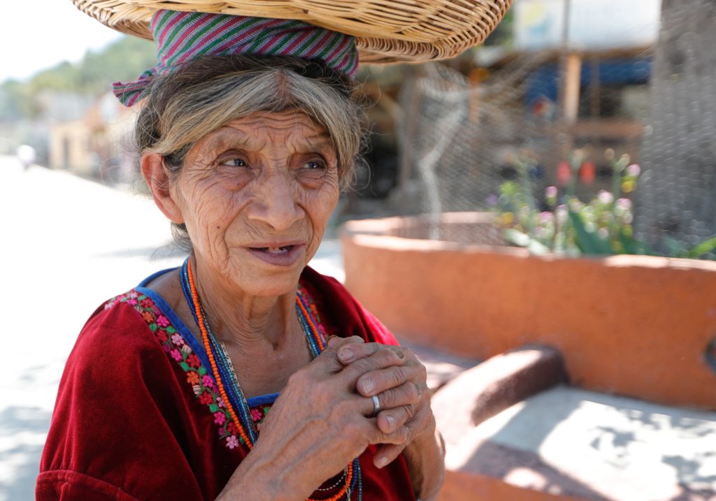 Isabel Canel, 75 años de edad, no habla español, su idioma materno es el cakchiquel. Ella ignora los beneficios de la vacuna contra el covid-19, porque la información no ha llegado en su lengua natal. (Foto Prensa Libre: Esbin García)