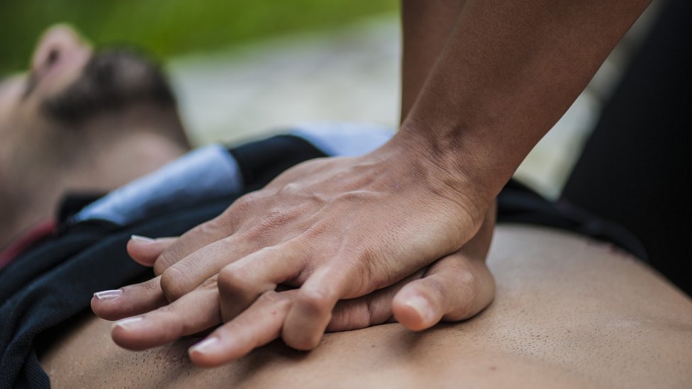 Cuano el corazón deja de latir súbitamente, es crucial empezar inmediatamente con compresiones al pecho y luego aplicar un shock eléctrico con un desfibrilador.