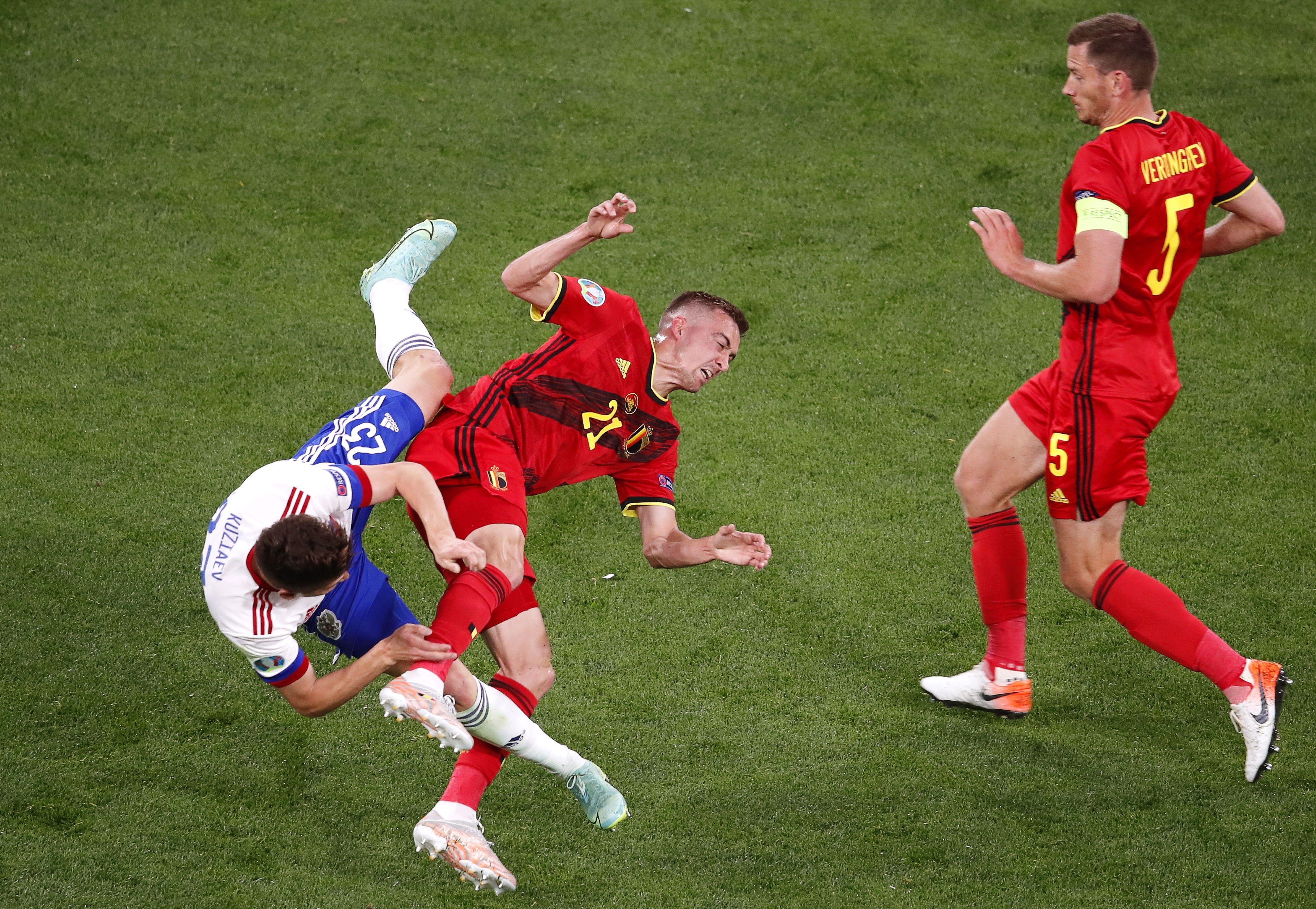 Timothy Castagne (C) de Bélgica en una acción con Daler Kuzyayev (I) de Rusia en el partido de la fase de clasificación de la Euro 2020. Foto Prensa Libre: EFE.