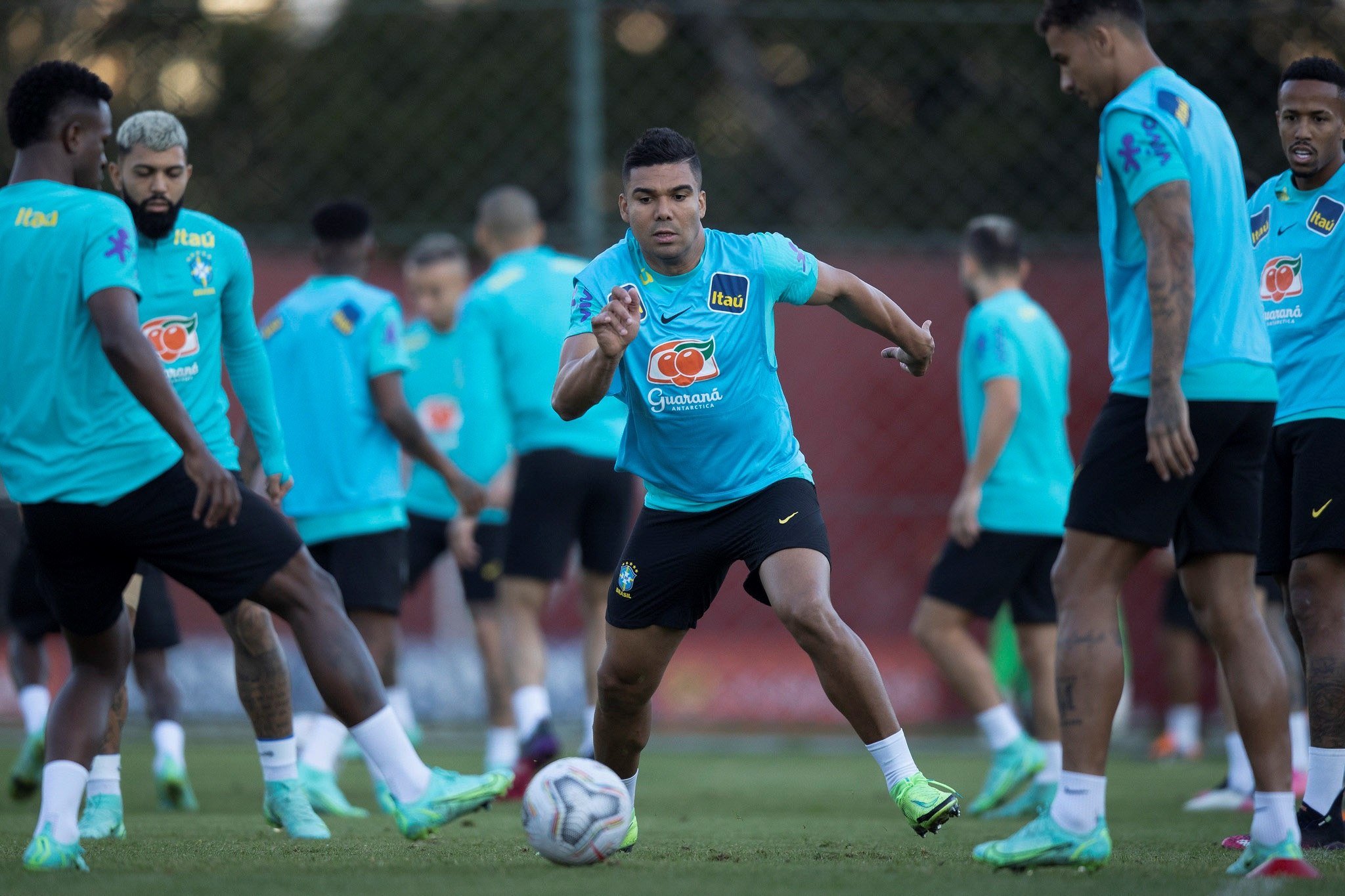 Casemiro durante un entrenamiento de la selección brasileña en el complejo deportivo del club Sao Paulo, en Sao Paulo (Brasil). (Foto Prensa Libre: EFE).