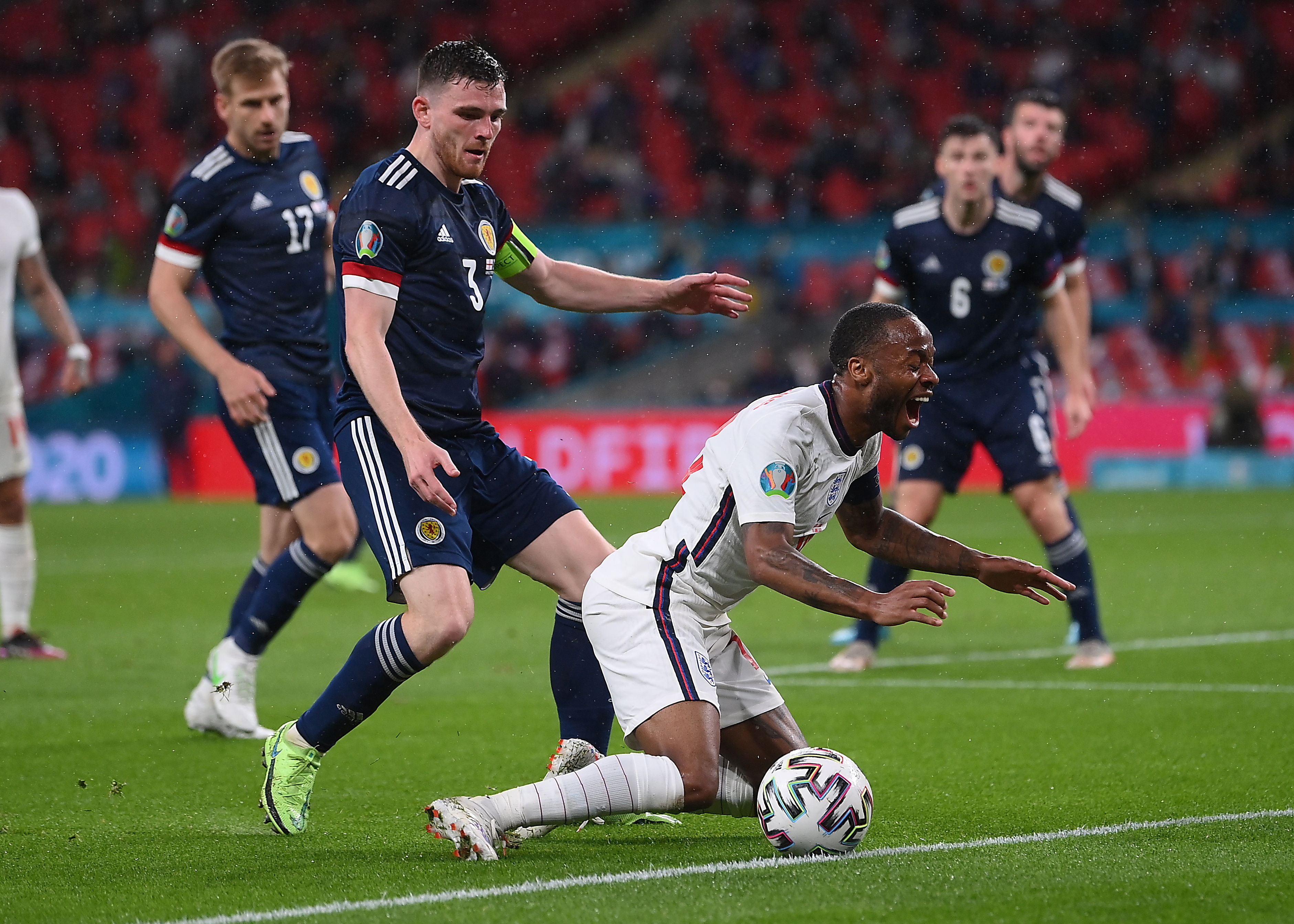 Andrew Robertson (I) de Escocia en una acción contra Raheem Sterling de Inglaterra. Foto Prensa Libre: EFE.