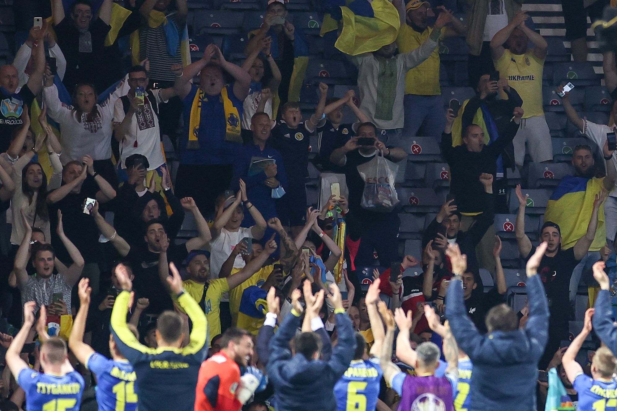 Aficionados presentes en el estadio Hampden Park en Glasgow. Foto Prensa Libre: AFP.