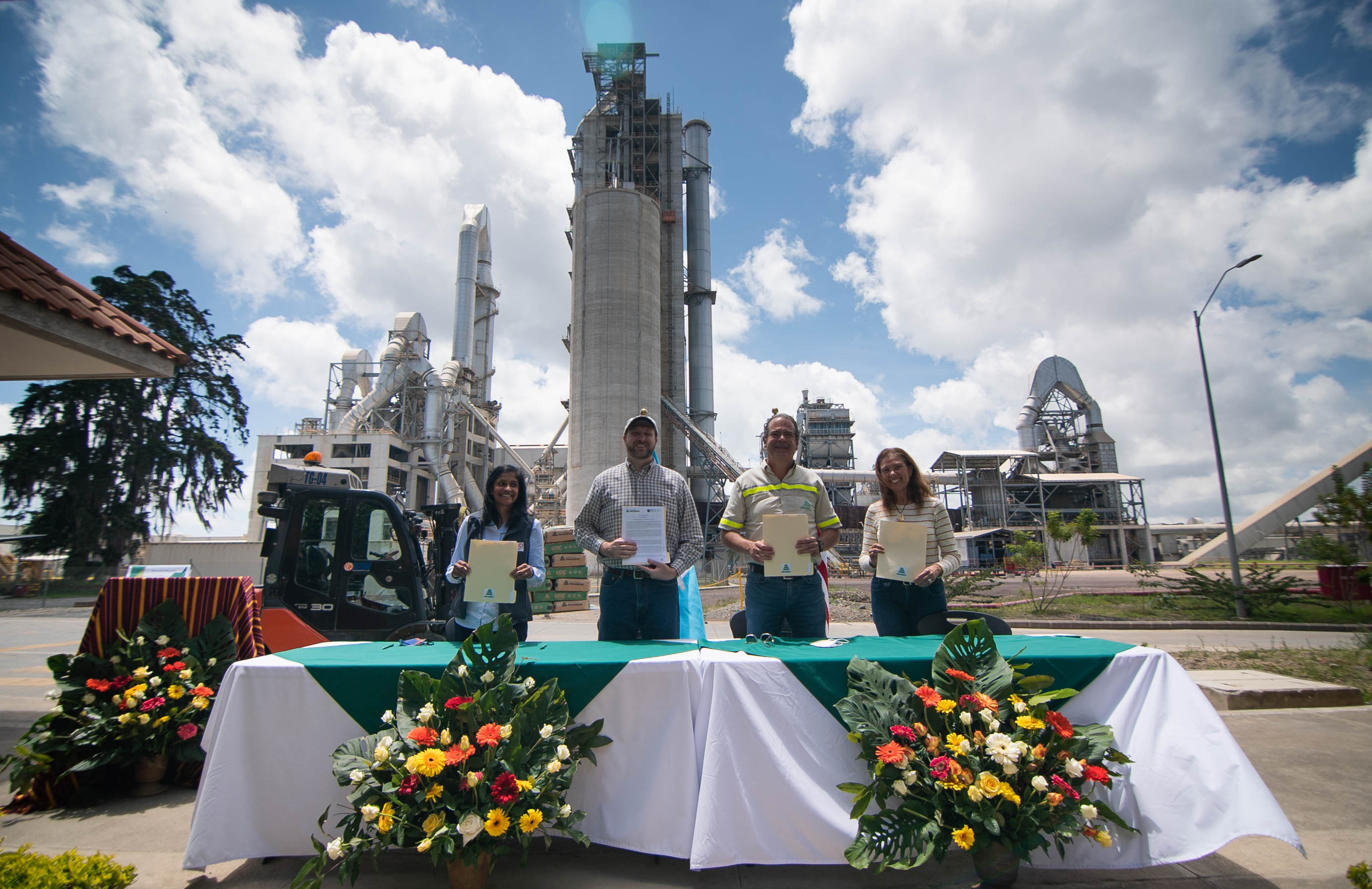 Los diplomáticos y los directivos de Progreso firmaron el acuerdo para ayudar a los afectados de la depresión tropical Eta en Huehuetenango. Foto Prensa Libre: Cortesía.