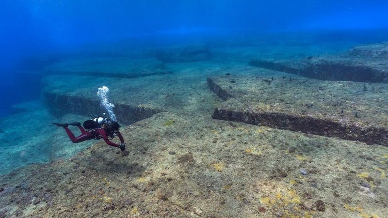 Desde su descubrimiento en 1987, una formación rocosa en forma de pirámide cerca de la costa de las islas Ryukyuen intriga a buceadores y geólogos.  EYEEM / ALAMY
