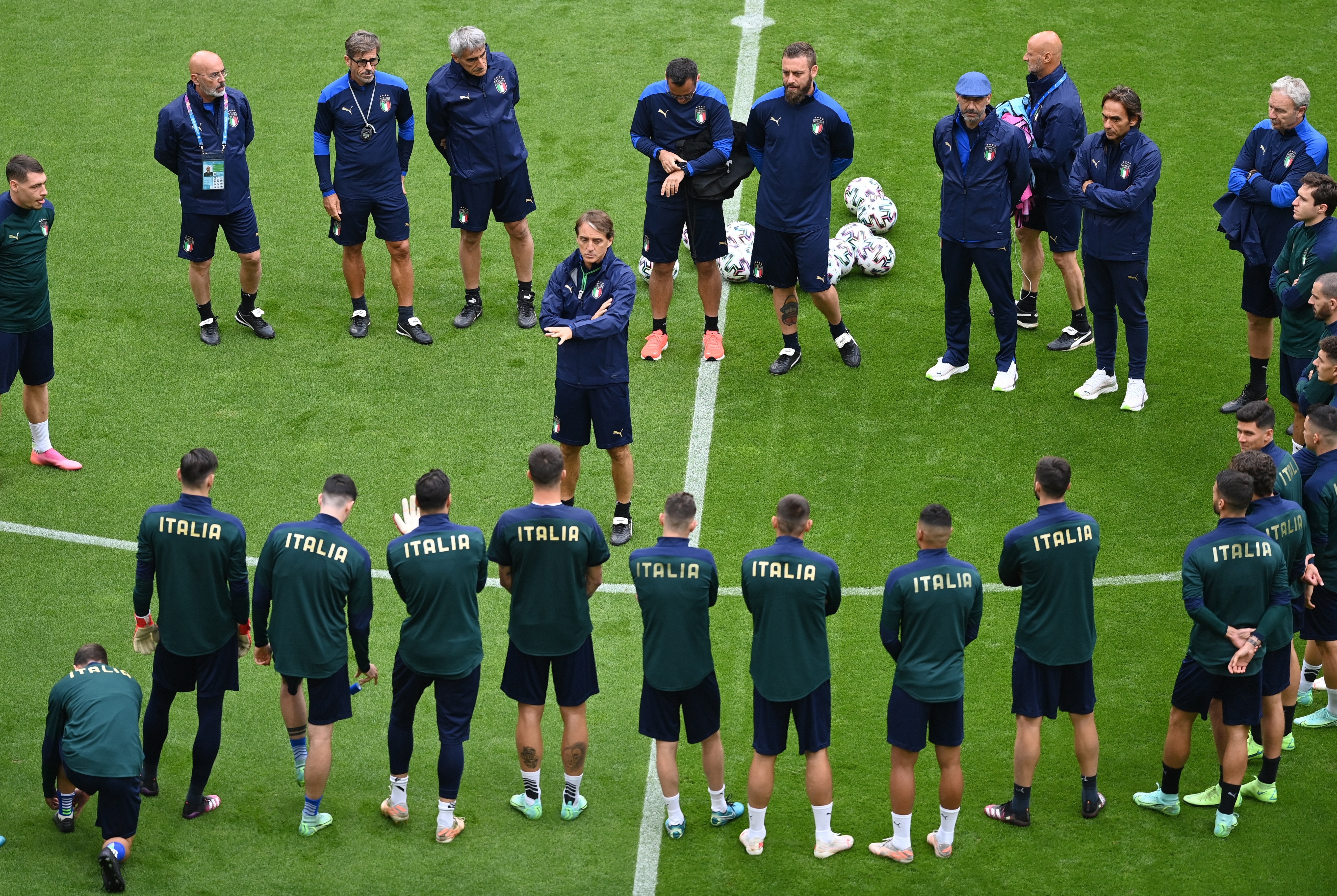 El entrenador de Italia, Roberto Mancini (C) conversa con los jugadores antes del partido decisivo ante Bélgica. Foto Prensa Libre: EFE.