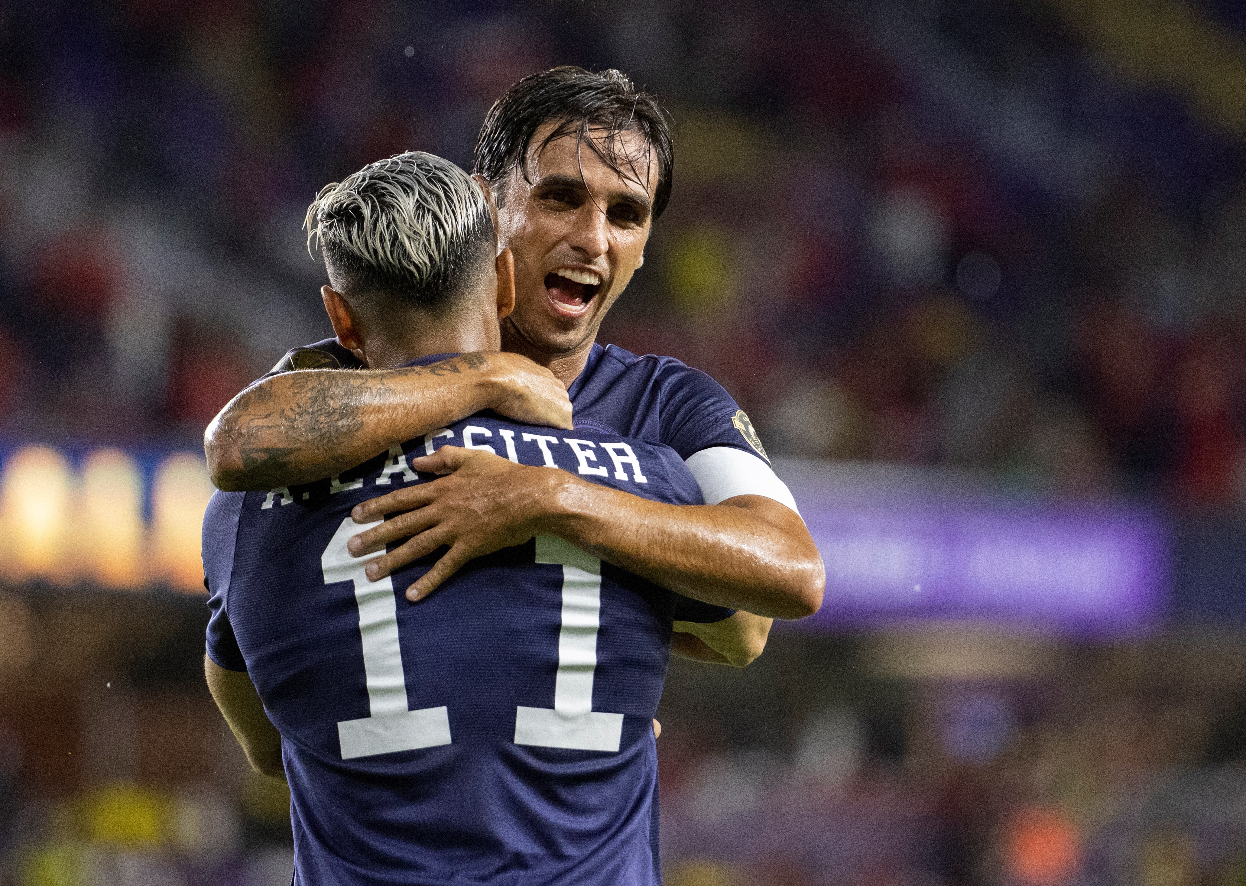 Bryan Ruiz (d) de Costa Rica celebra el  gol del triunfo contra Jamaica, en el partido de la Copa Oro. (Foto Prensa Libre: EFE).