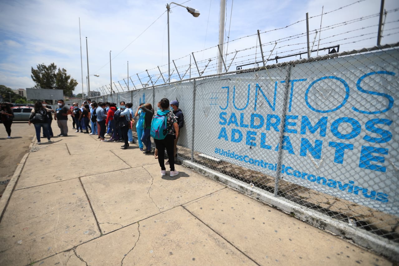 Las denuncias de médicos y personal salubrista sobre la falta de medicamentos y saturación hace más preocupante el repunte de casos. (Foto Prensa Libre: Carlos Hernández)