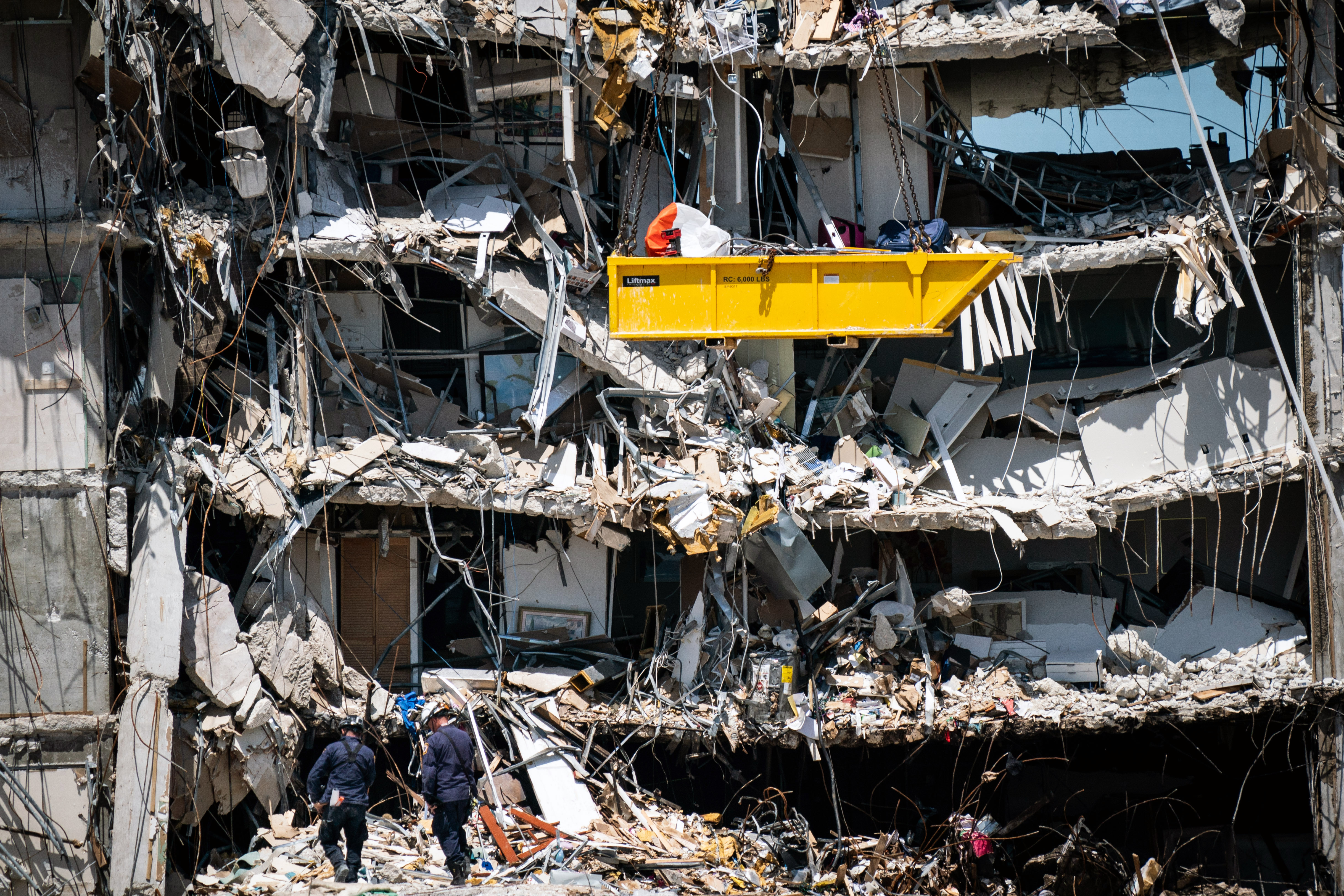 Socorristas buscan a las víctimas del derrumbe de la torre de apartamentos en Surfside, Florida, el domingo 27 de junio de 2021. Algunos que recuerdan los primeros días tras la catástrofe del World Trade Center. (Foto Prensa Libre: Erin Schaff/The New York Times)