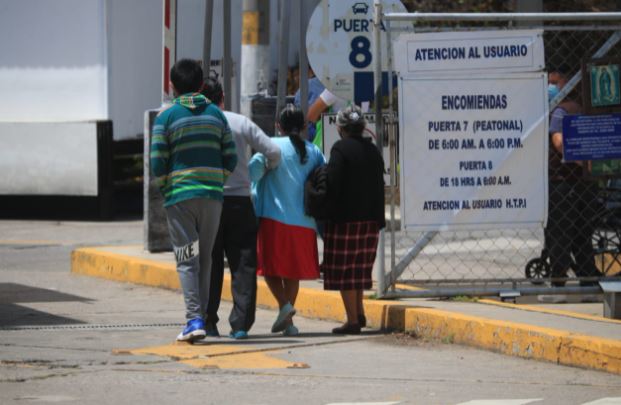 Eduardo junto a su familia llegan al Parque de la Industria para obtener prueba de covid-19 para su abuelita. (Foto Prensa Libre: Carlos Hernández)