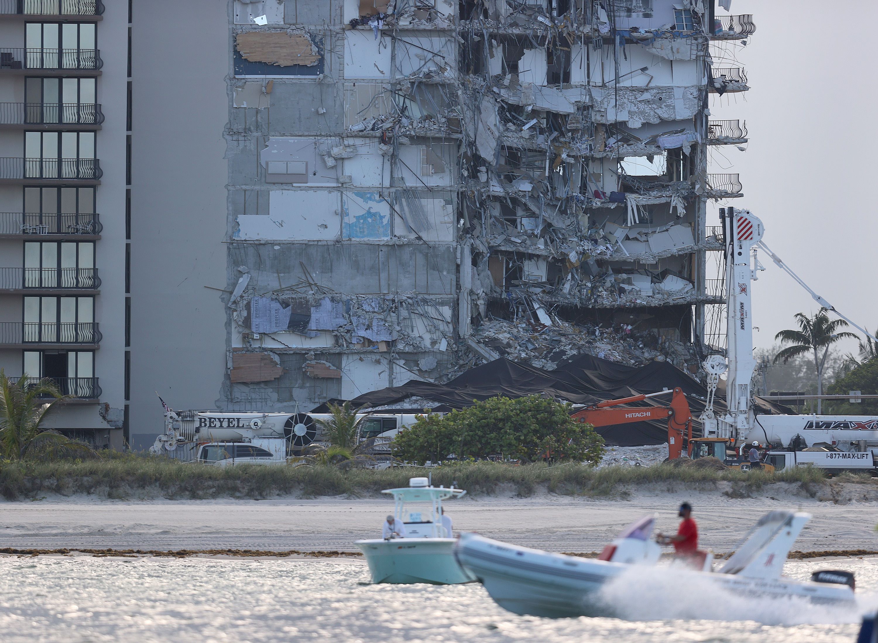 La sección restante del edificio colapsado en Surfside, Florida, será demolida durante la noche del 4 de julio. (Foto Prensa Libre: AFP)