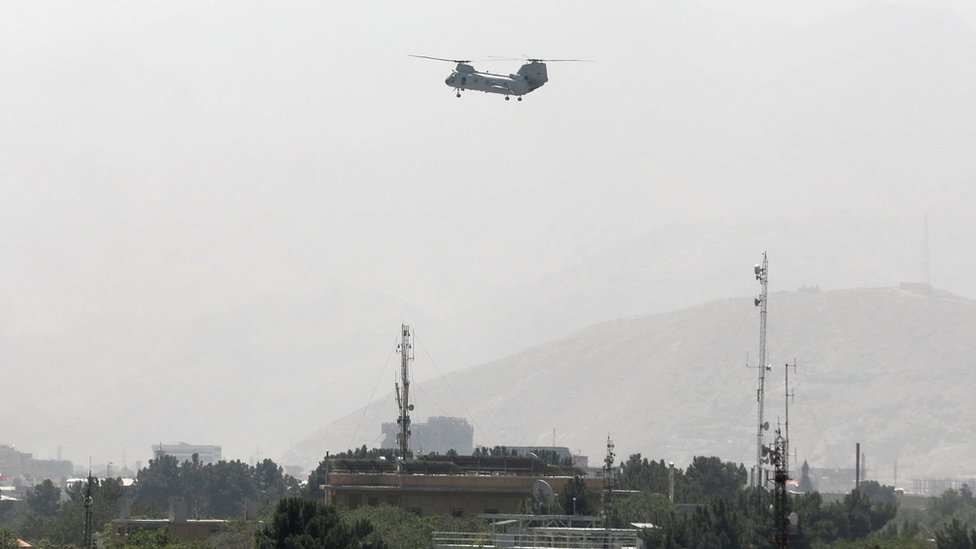 Un helicóptero militar de EE.UU. sobrevuela Kabul durante la evacuación de personal, 15 de agosto de 2021. Reuters