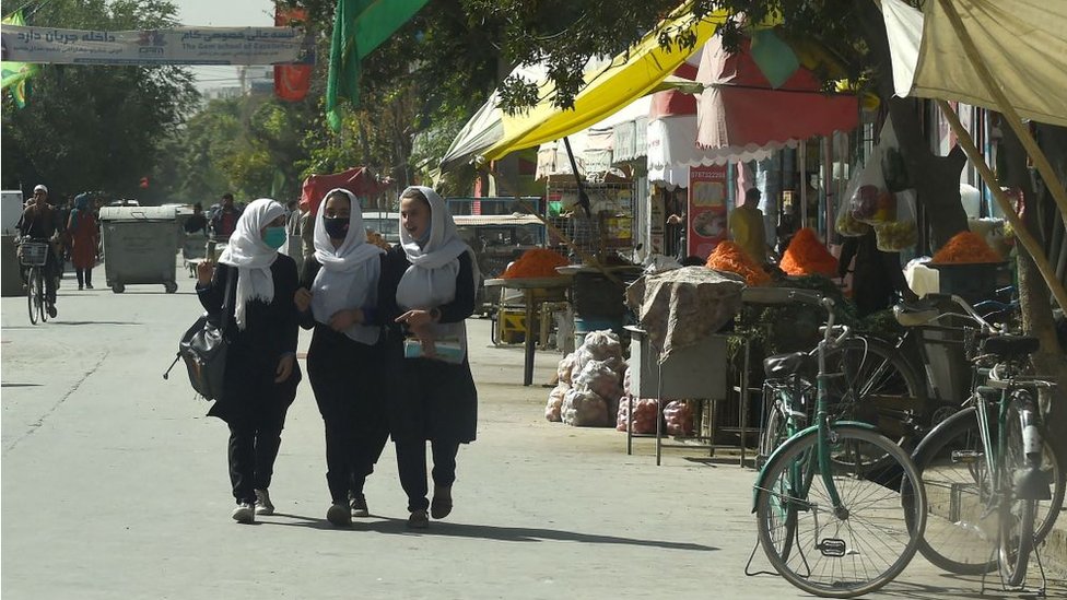 Mujeres caminan en Kabul el 15 de agosto. Getty Images