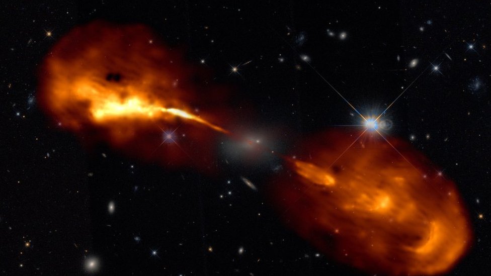 Un agujero negro supermasivo en el centro de una galaxia dispara chorros de material a través del espacio. BBC Mundo Ciencia